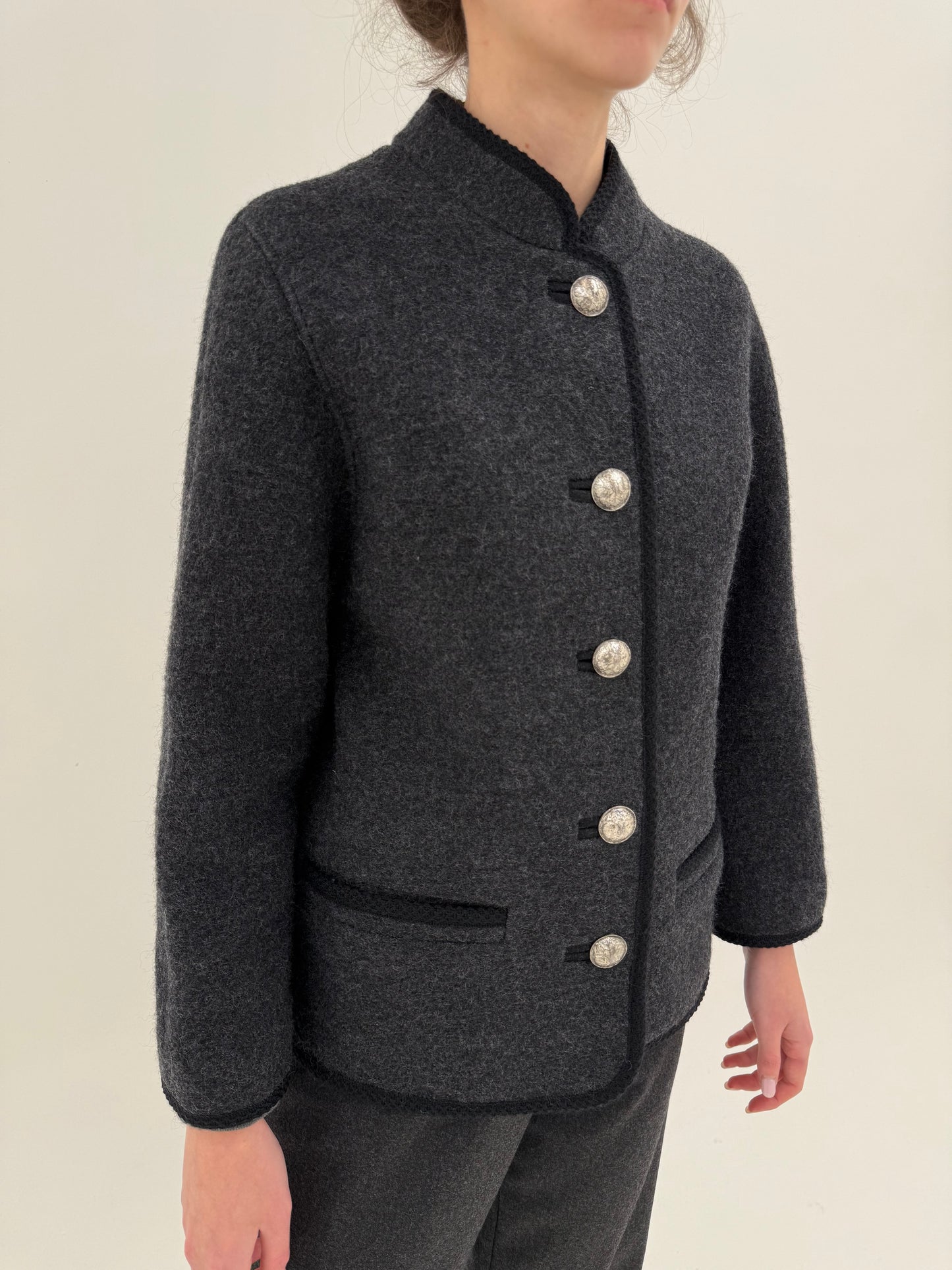 Jacheta groasă în croi minimalist din lana cu nasturi metalici argintii