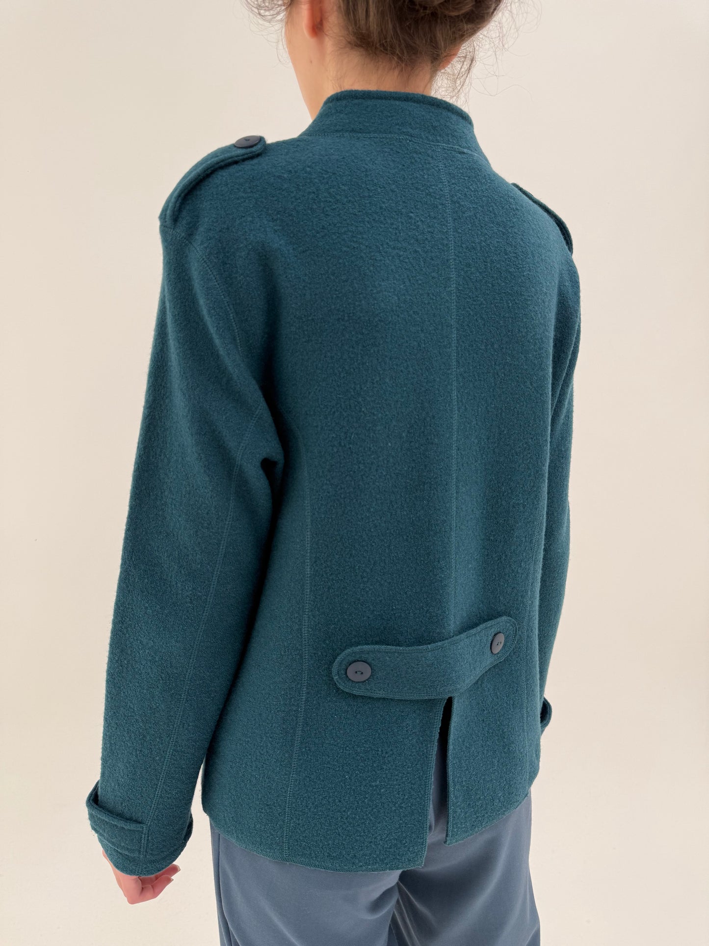 Sacou în nuanța superbă cu influențe military din boiled wool extrafin