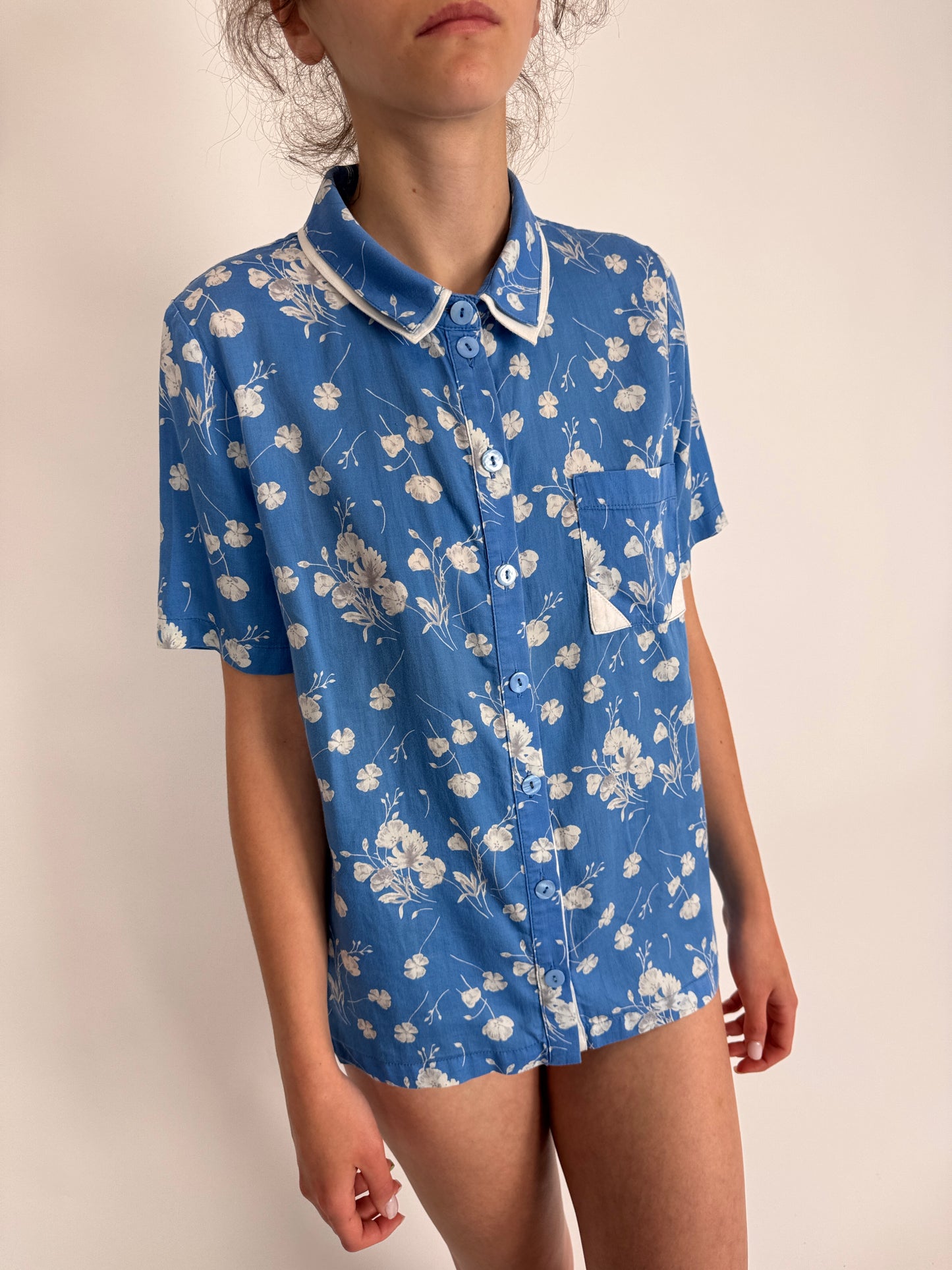 Cămașa vintage albastru ciel cu print floral delicat