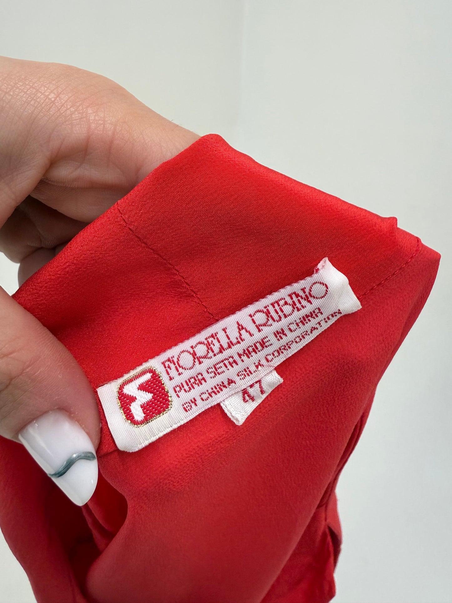 Cămașa electric coral red din mătase naturală cu panglică la gât și broderie manuală