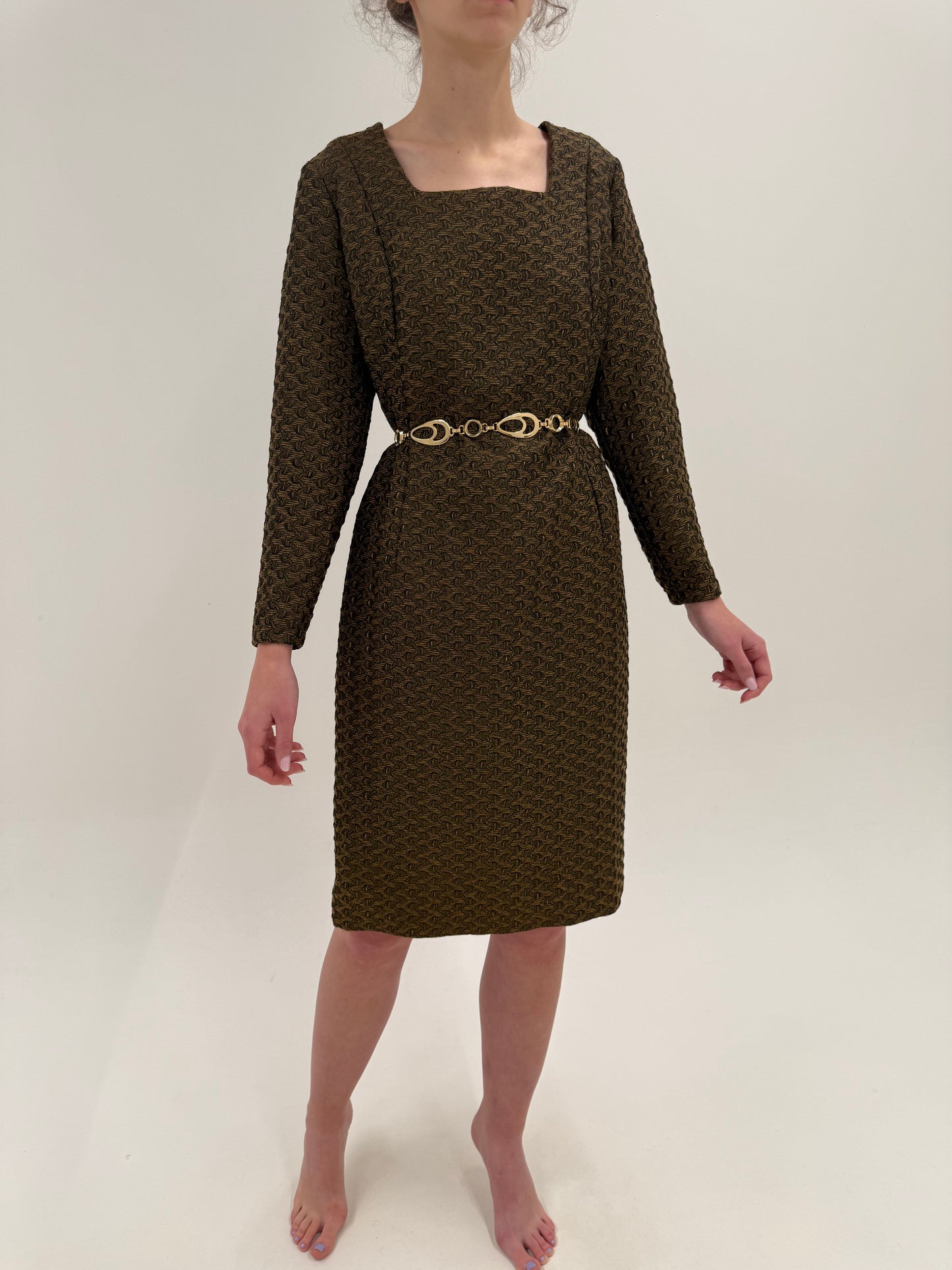 Rochie old vintage early 60s in silueta seath din jacquard muted gold de colecție