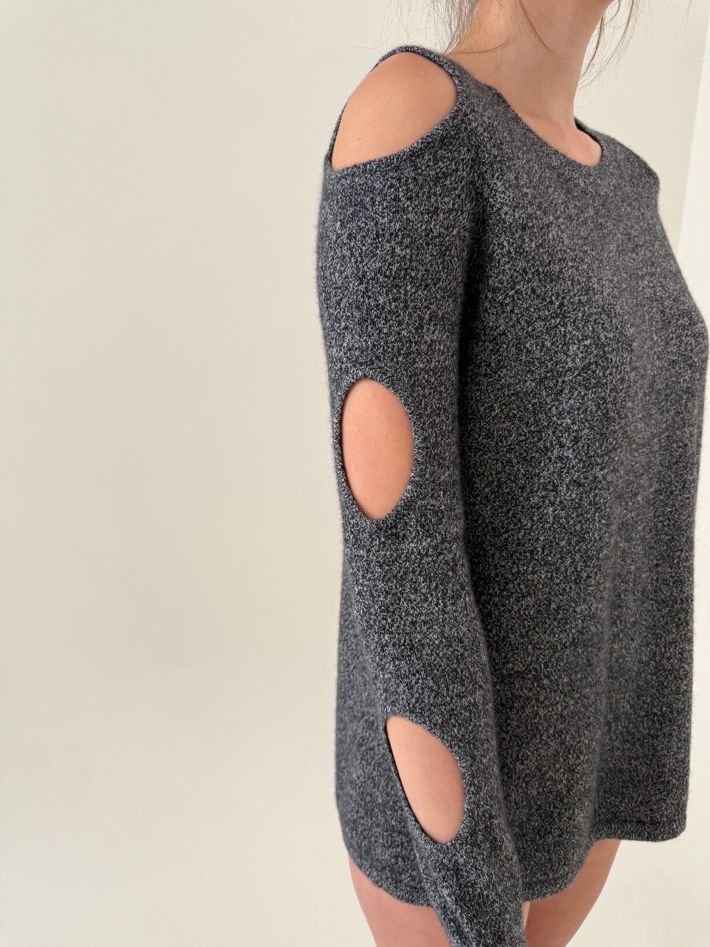 Pulover din cașmir cu decupaje melanj în nuanțe de gri