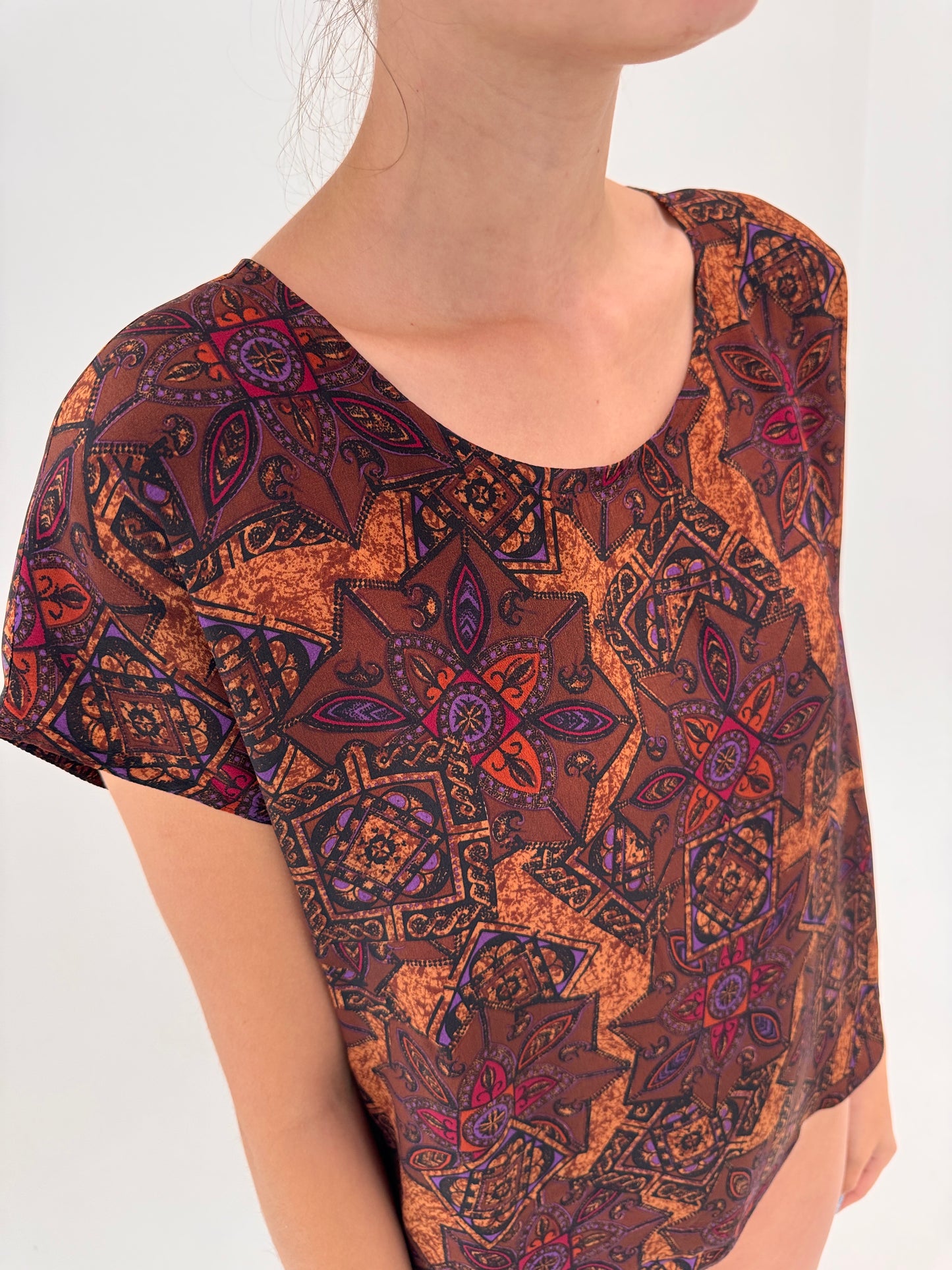 Top Valentino din mătase naturală cu print paisley în croi lejer