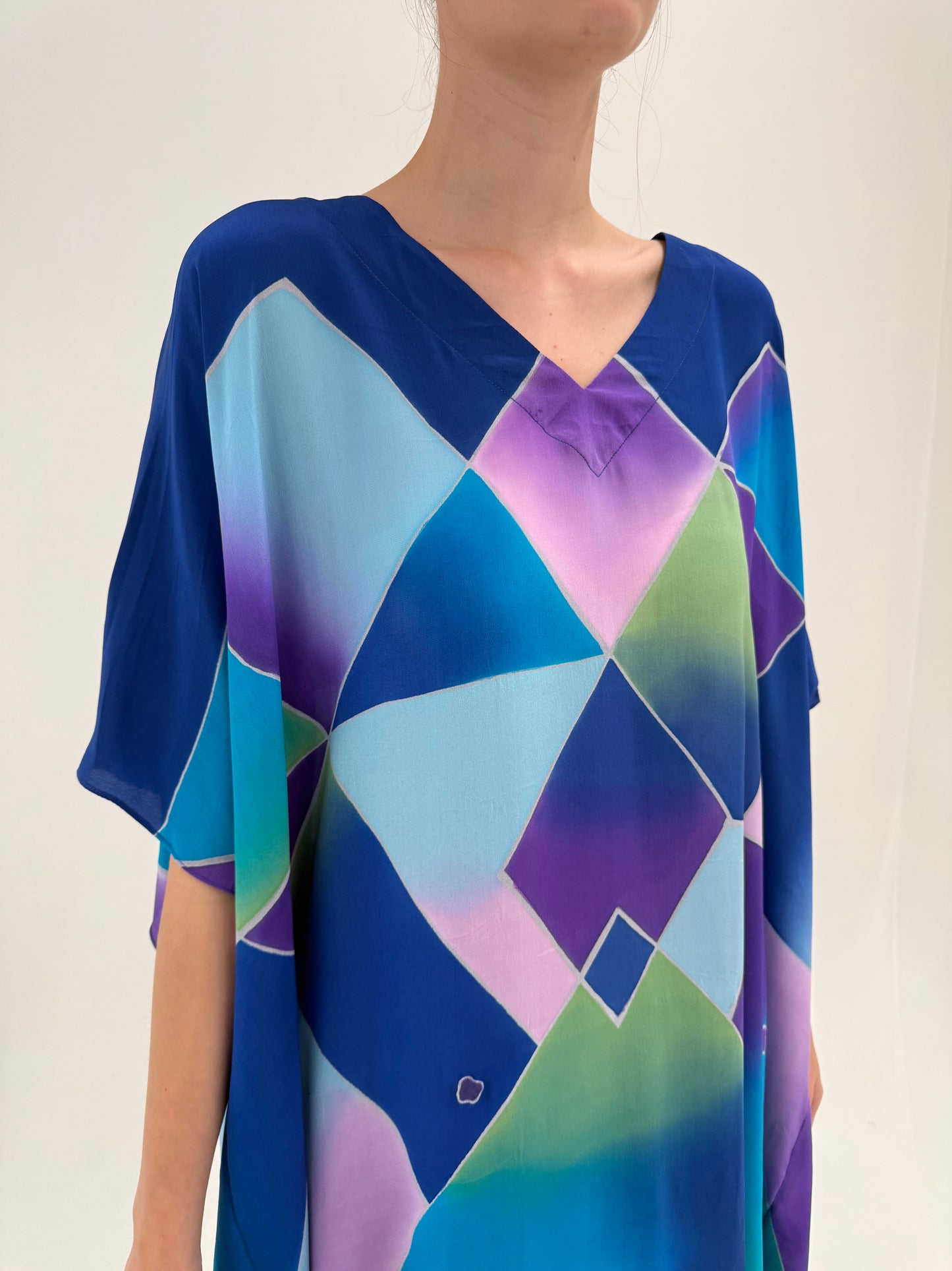Kaftan din mătase naturală în croi amplu și print geometric