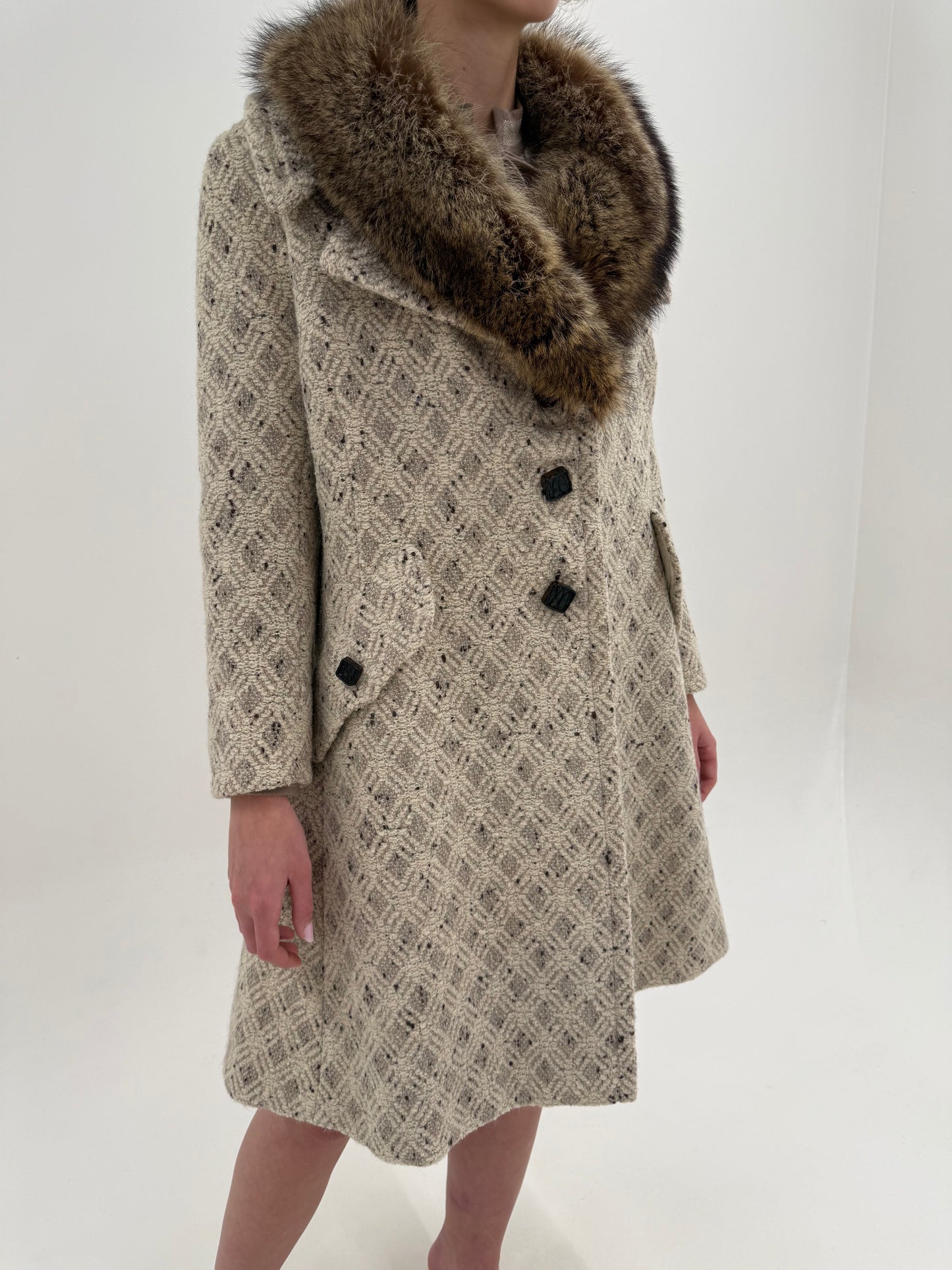 Palton old vintage anii 60 în stil New Look Dior cu blană naturală de raton