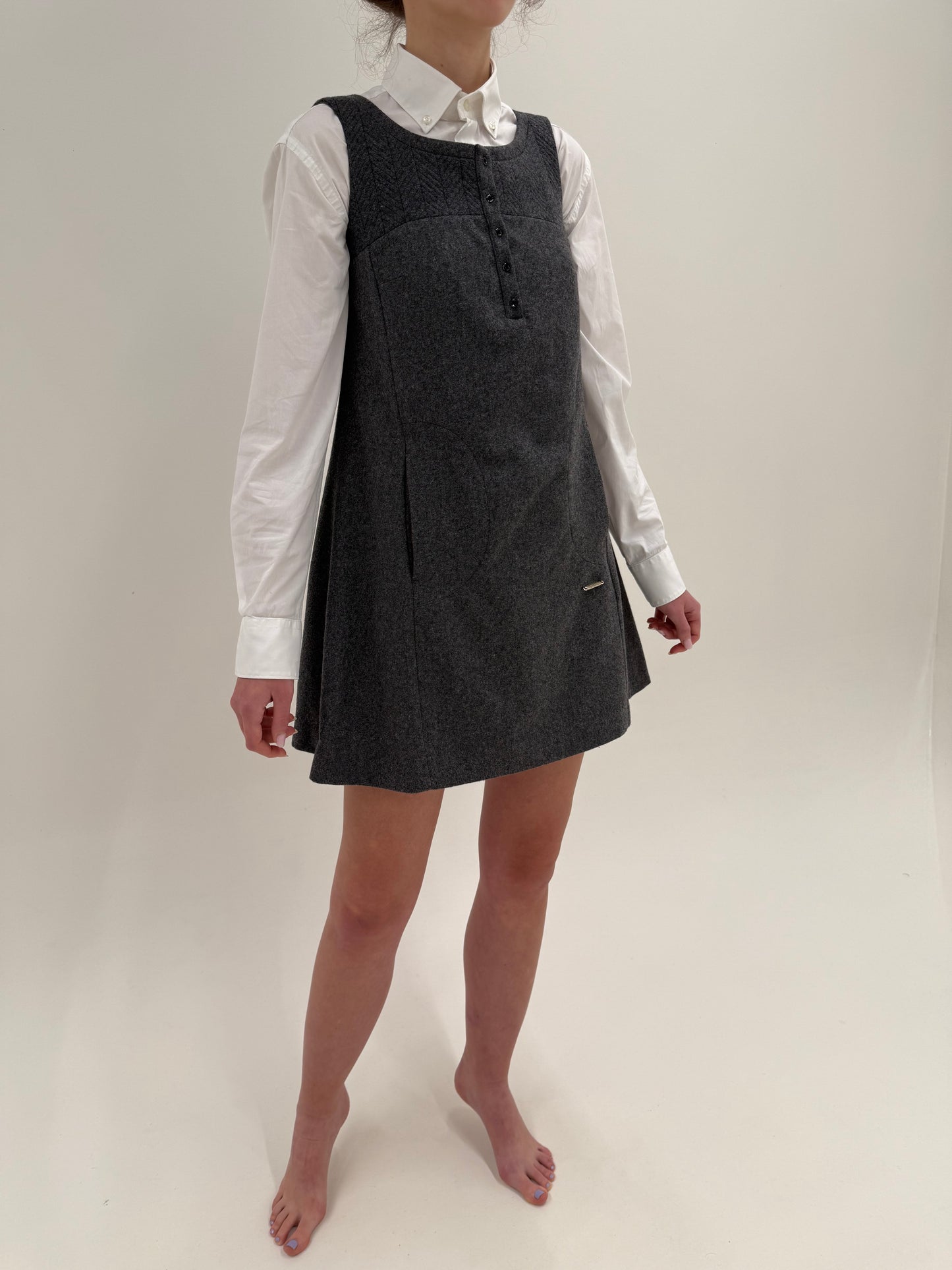 Rochie Burberry anii 90 din stofă de lana pieptănată în stilul preppy