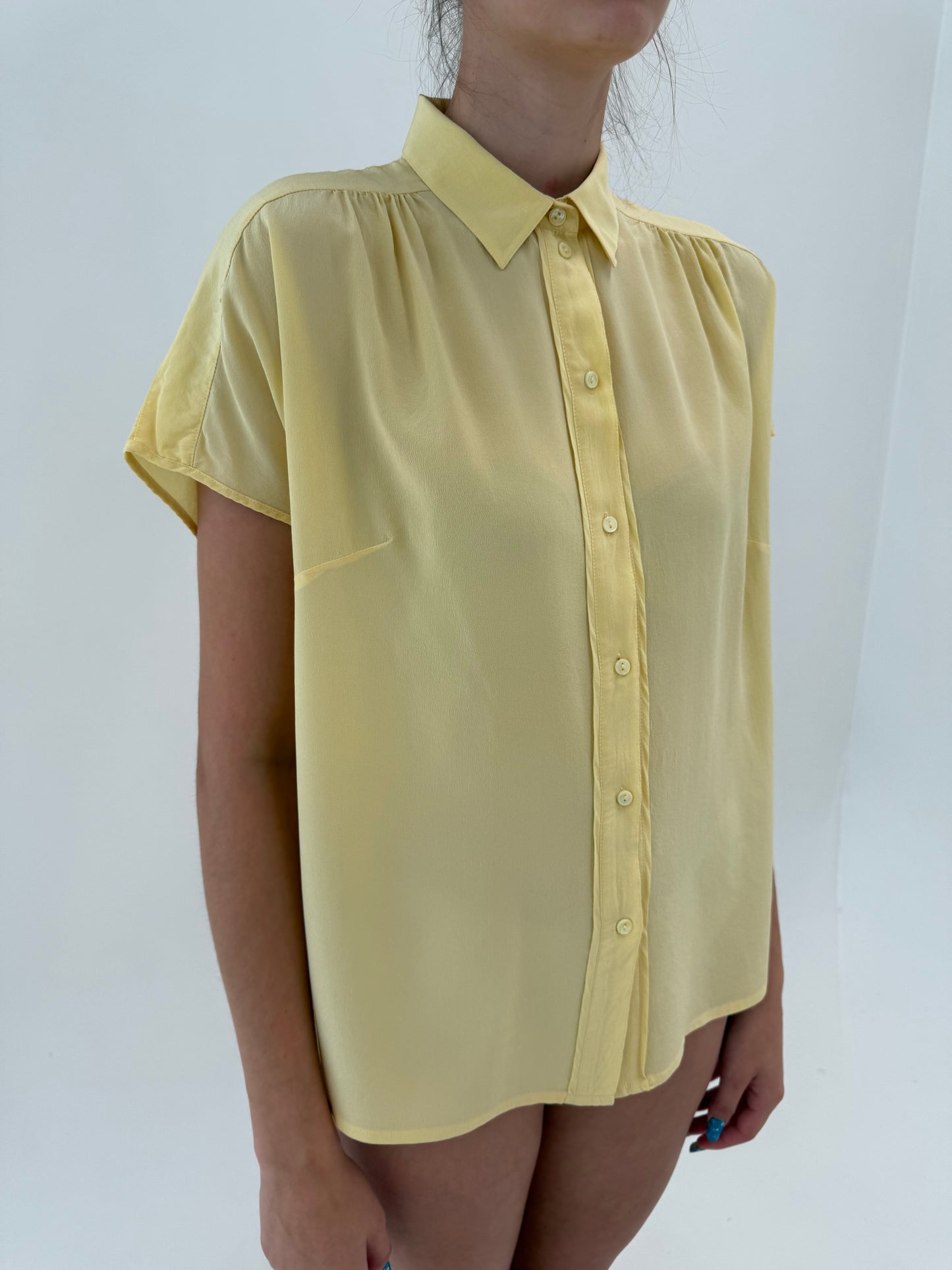 Camasa butter yellow din mătase naturală în croi retro modern cu bust drapat