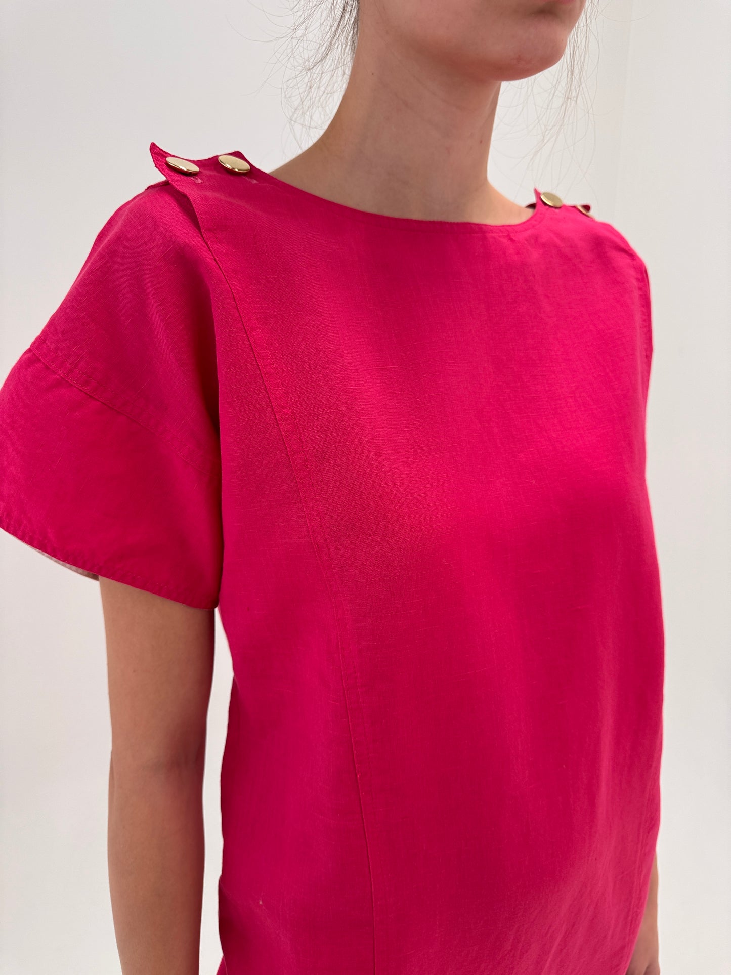 Rochie vintage în croi retro modern fucsia din in premium cu nasturi aurii