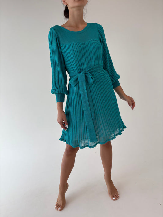 Rochie vintage turcoaz din jerse plisat cu talie marcată reglabile și manșete înalte