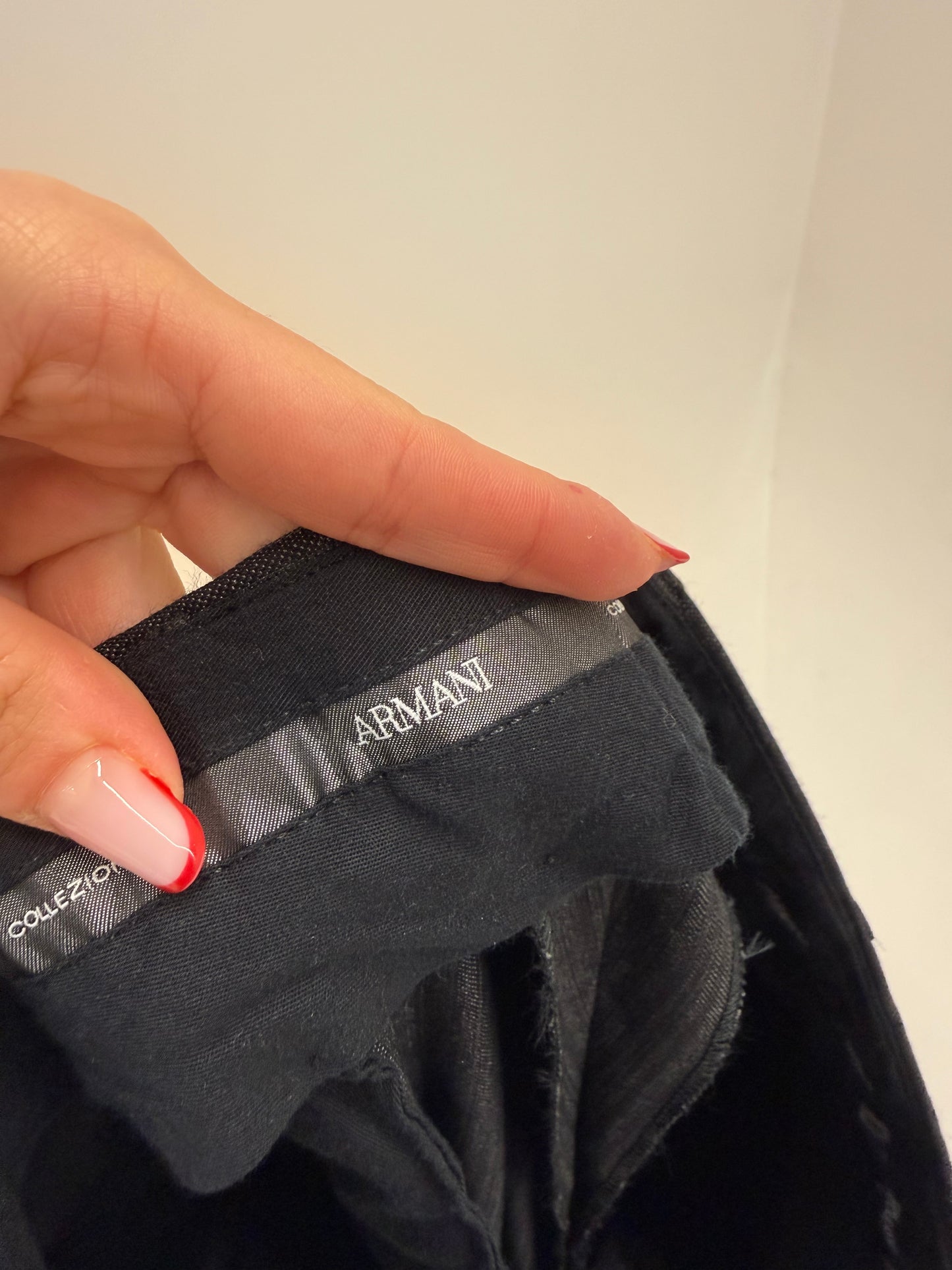 Pantaloni Armani din lana extrafina cu dungi fine verticale în croi actual