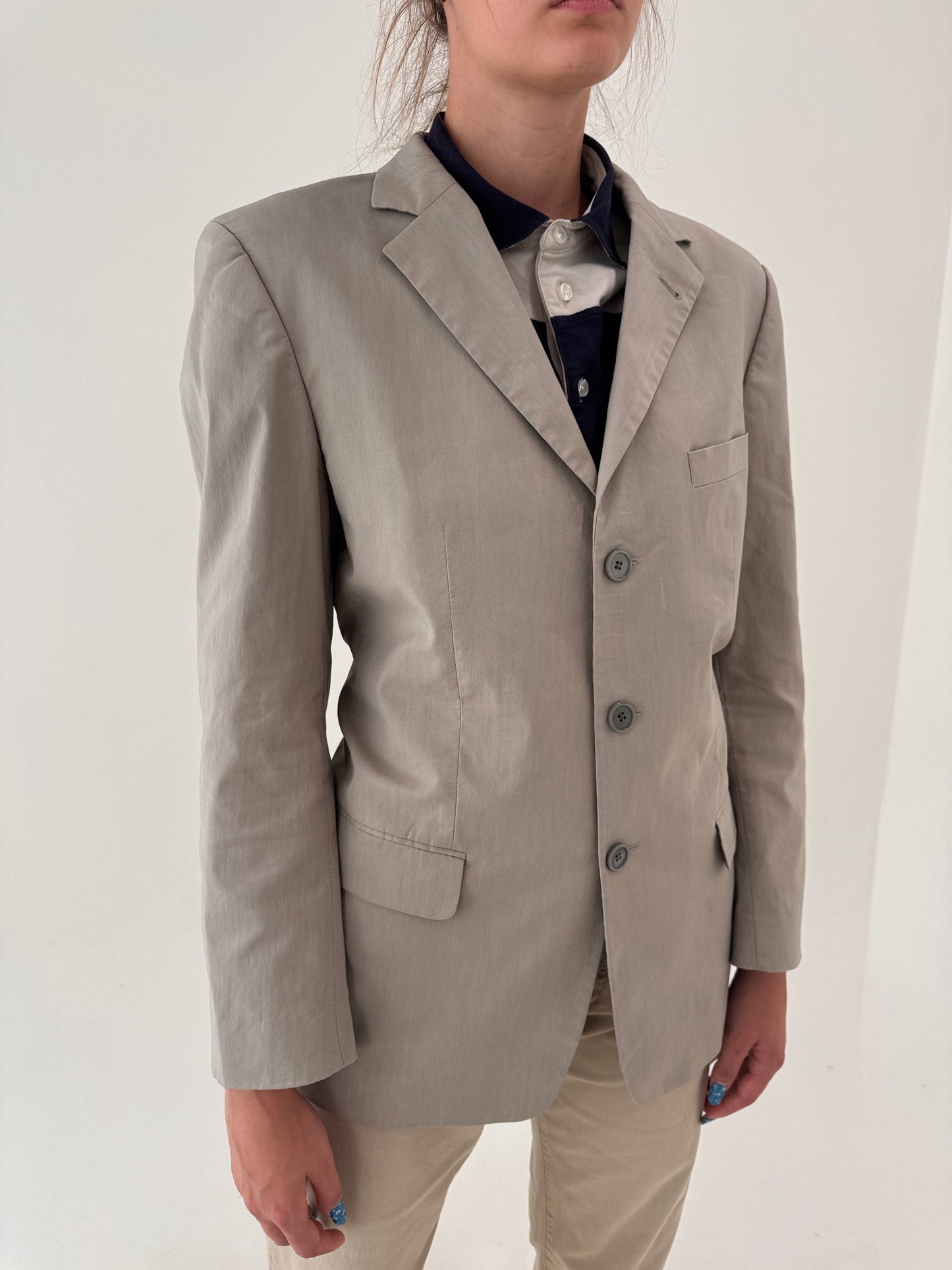 Sacou warm gray Hugo Boss în croi actual din gabardină de bumbac