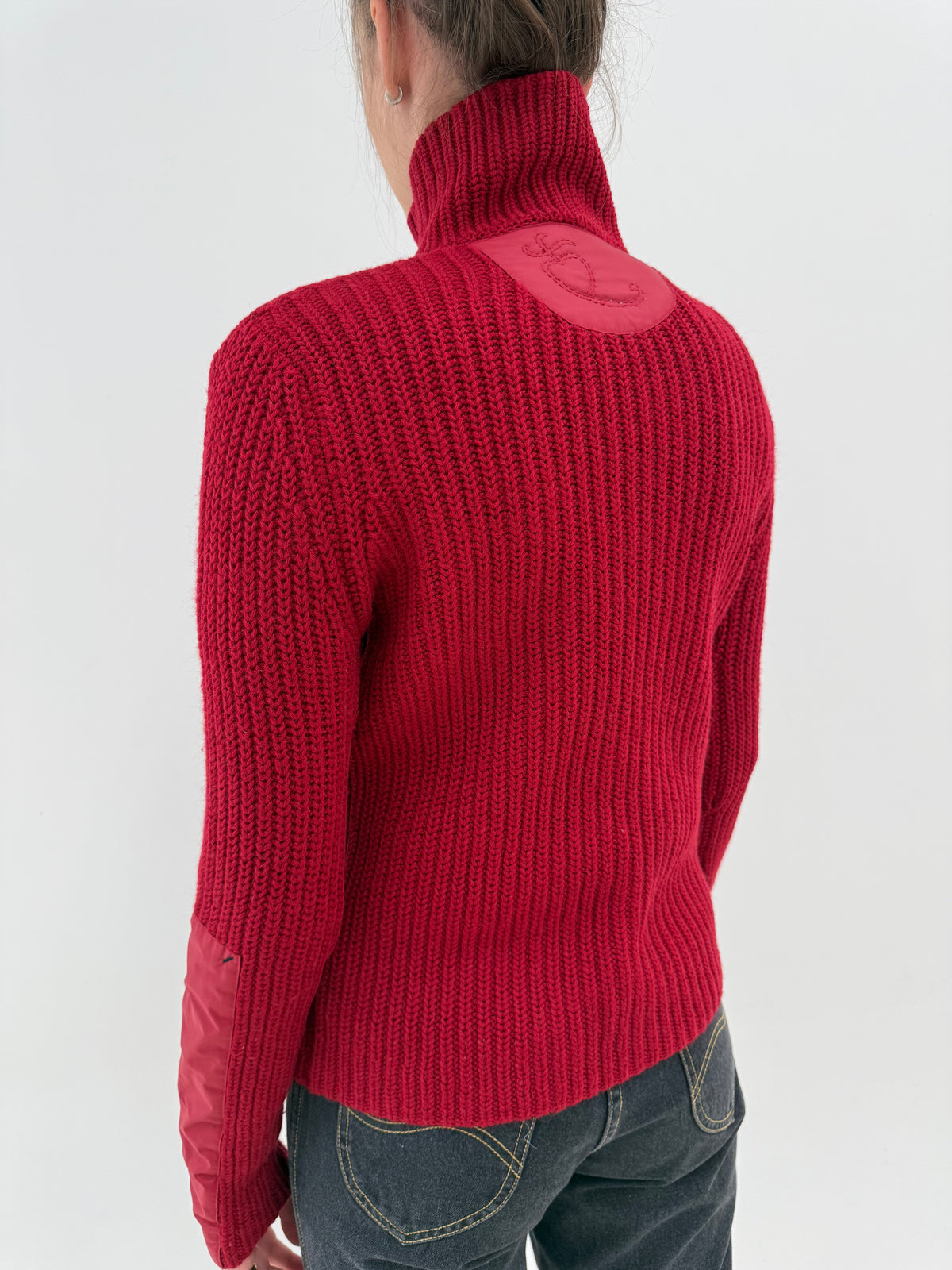 Jacheta burgundy din lana extrafina plină cu influențe casual și funnel neck