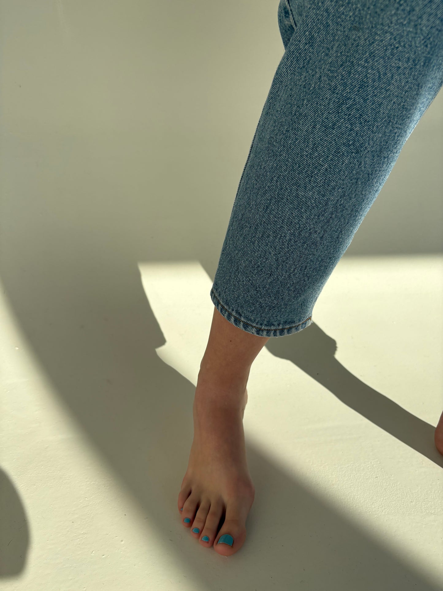 Jeans vintage mom fit cu ținuta și talie ultra înaltă