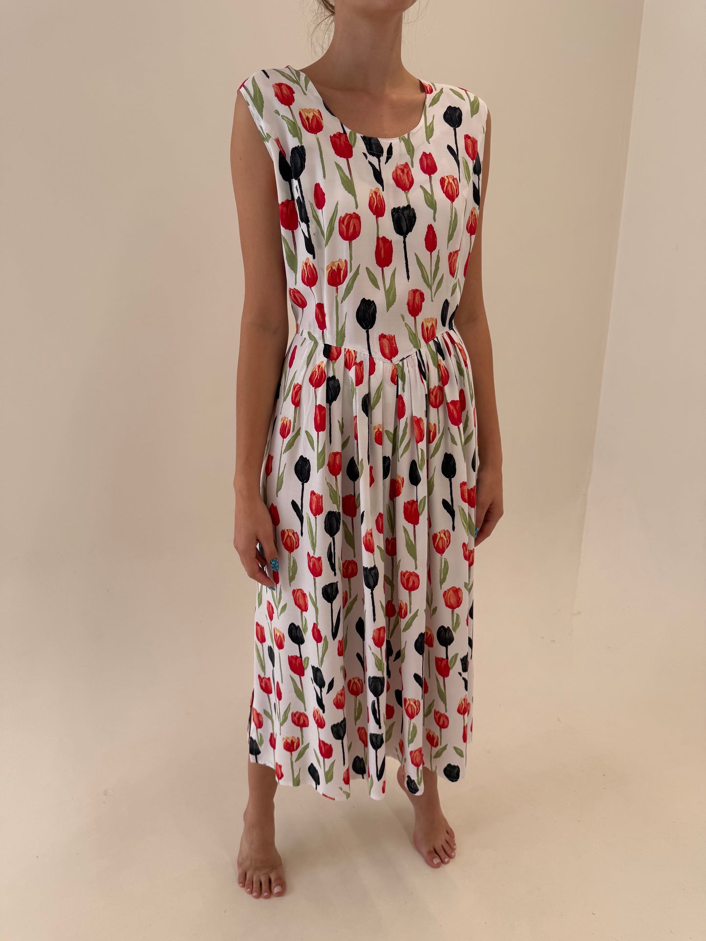 Rochie maxi vintage super vaporoasă cu talie marcată și print cu lalele