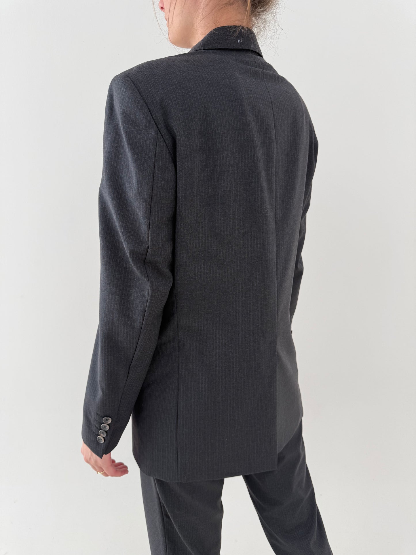 Costum italian cu dungi fine baby blue din lana subțire extrafina în croi actual