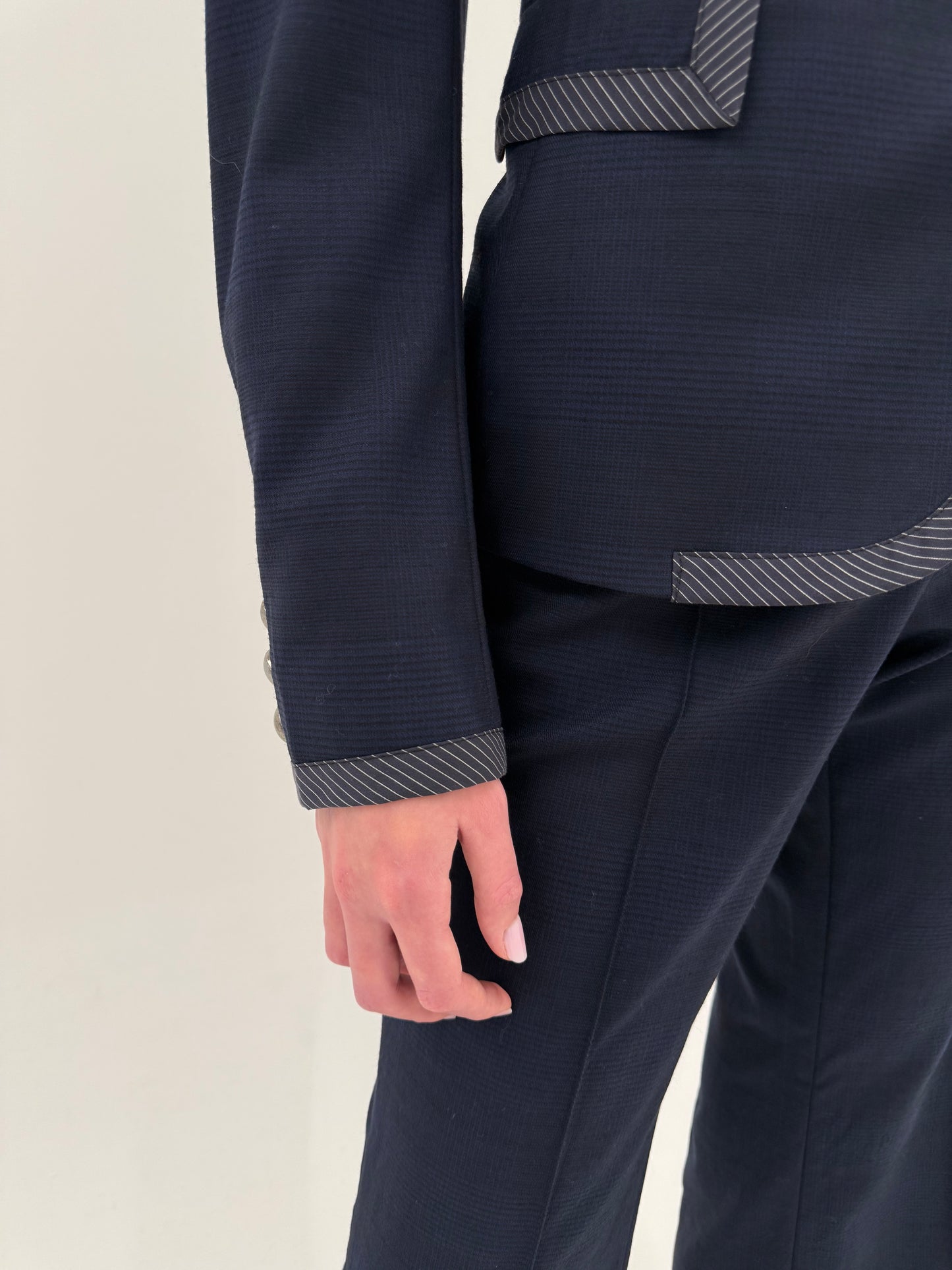 Costum Moschino în croi super actual din lana extrafina cu pantaloni palazzo