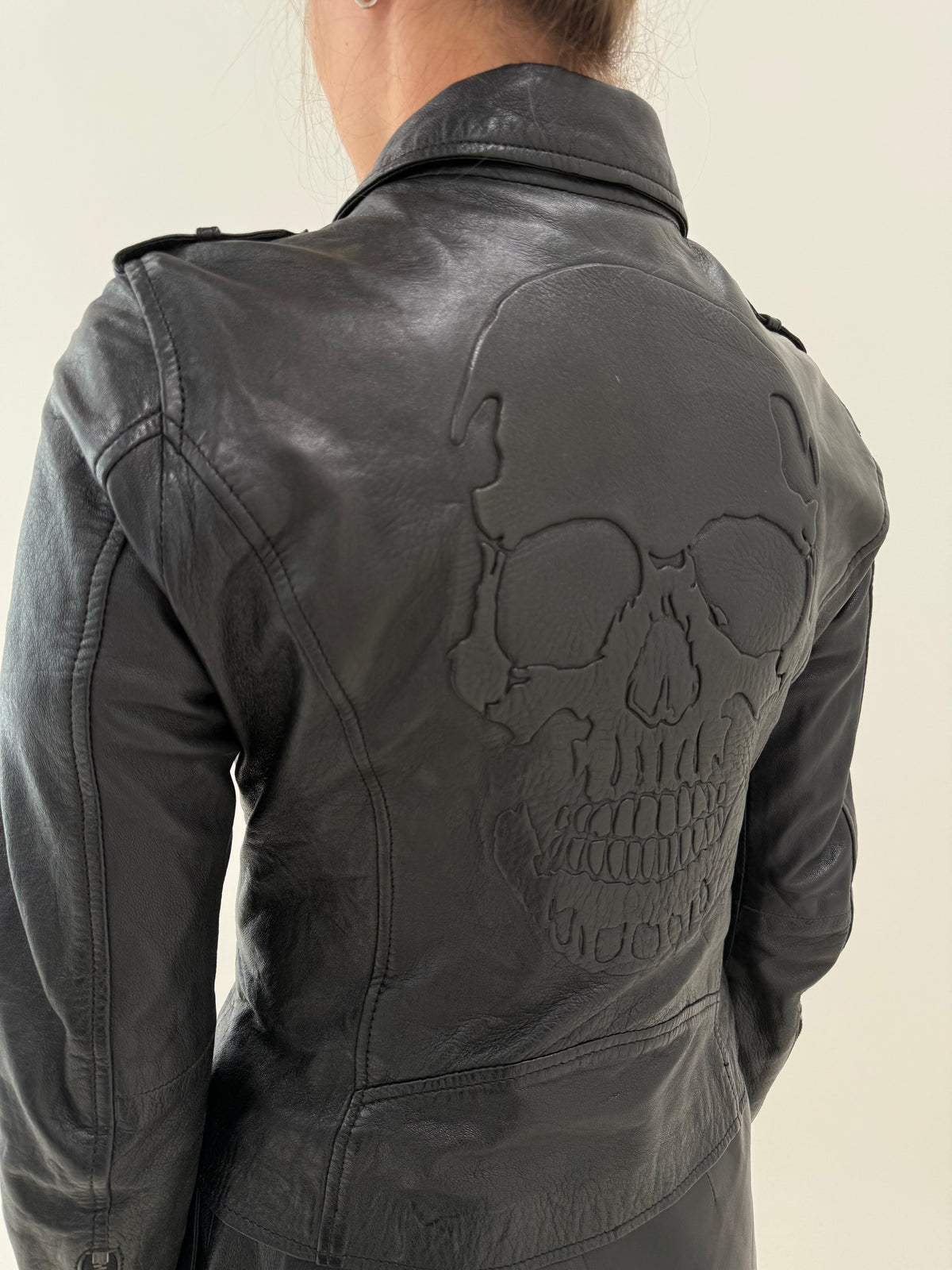 Geaca biker cambrata din piele naturală extra moale