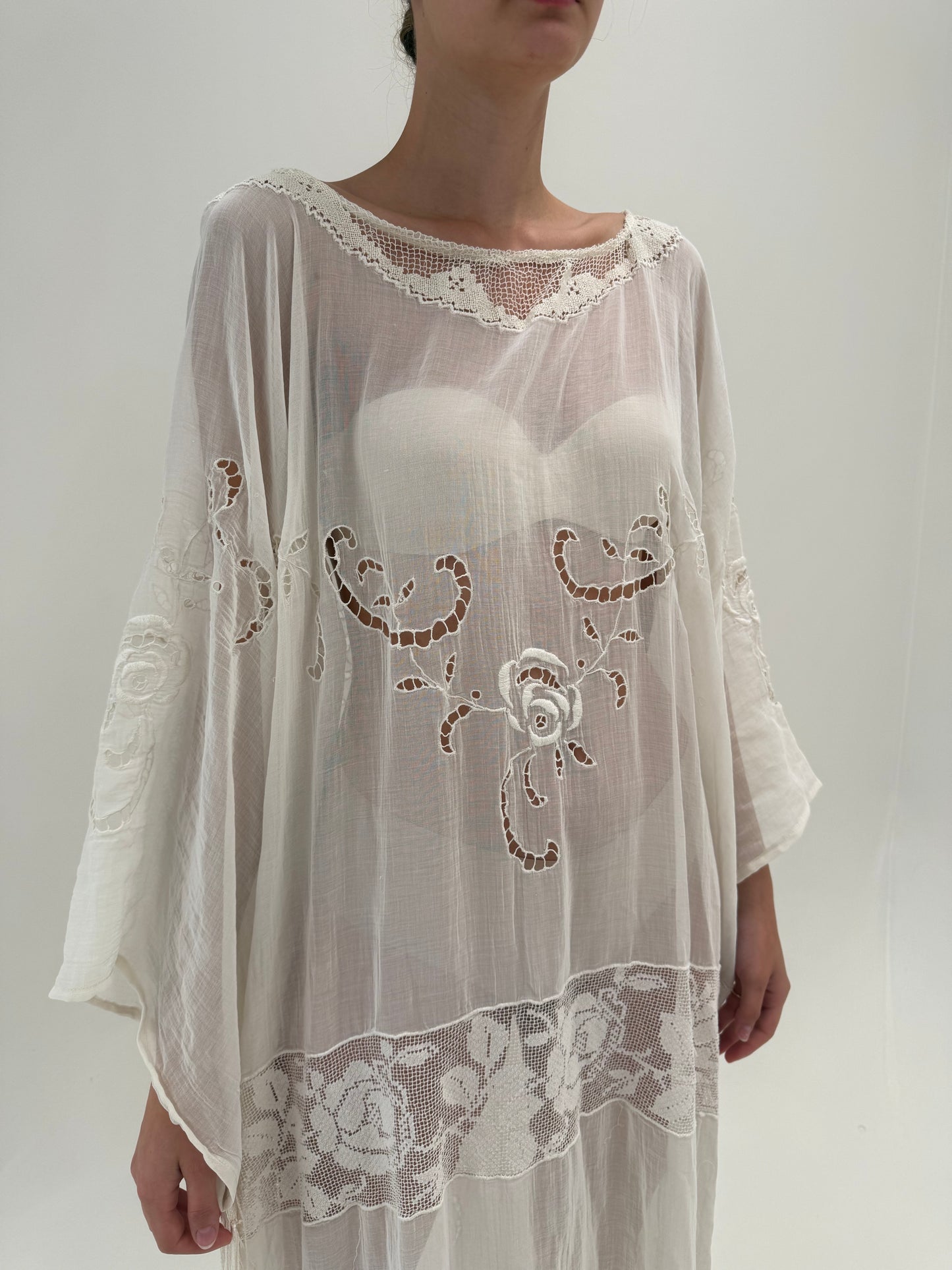 Kaftan de plajă bijuterie din cea mai fină pânză de bumbac cu broderie manuală și franjuri