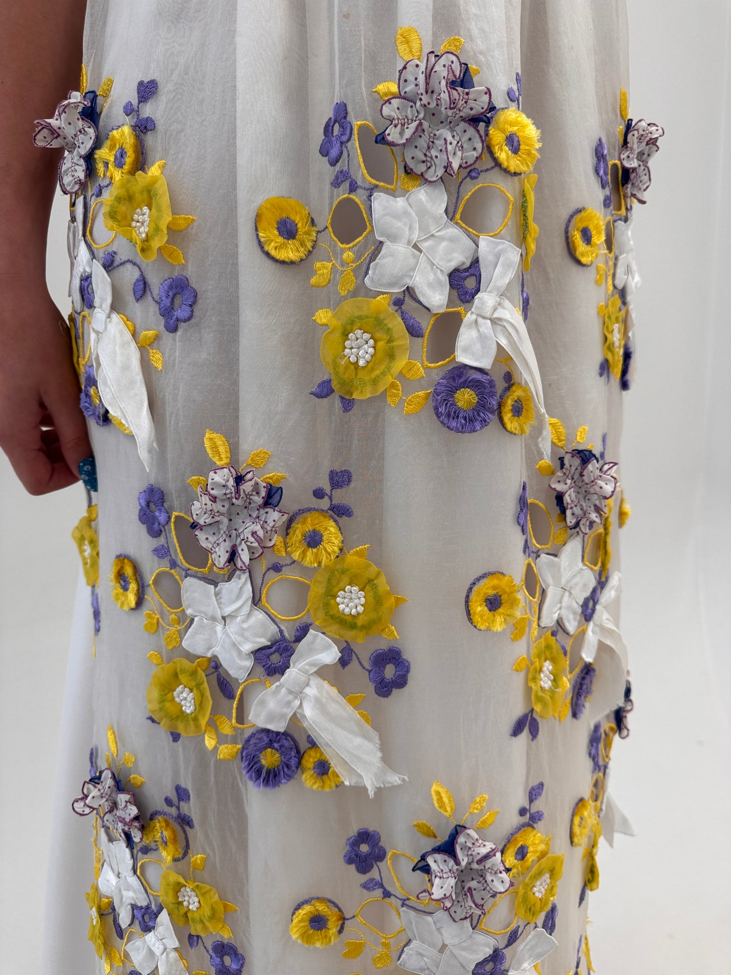 Set vintage de seară couture cu rochie maxi și ‘sort’ cu aplicații manuale 3D pe organza de mătase