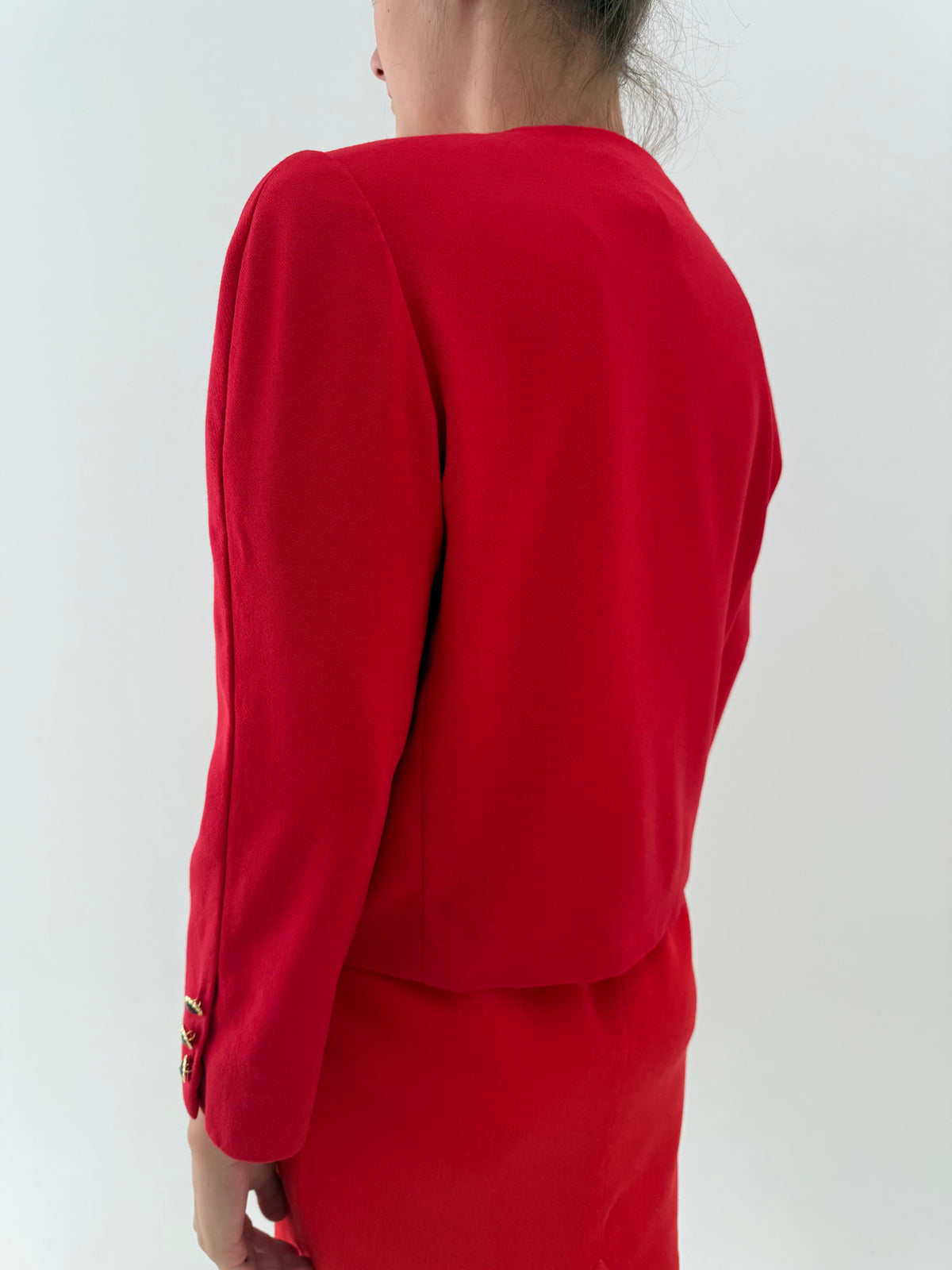 Sacou vintage în stil Chanel petite din lana extrafina cherry red cu nasturi bijuterie
