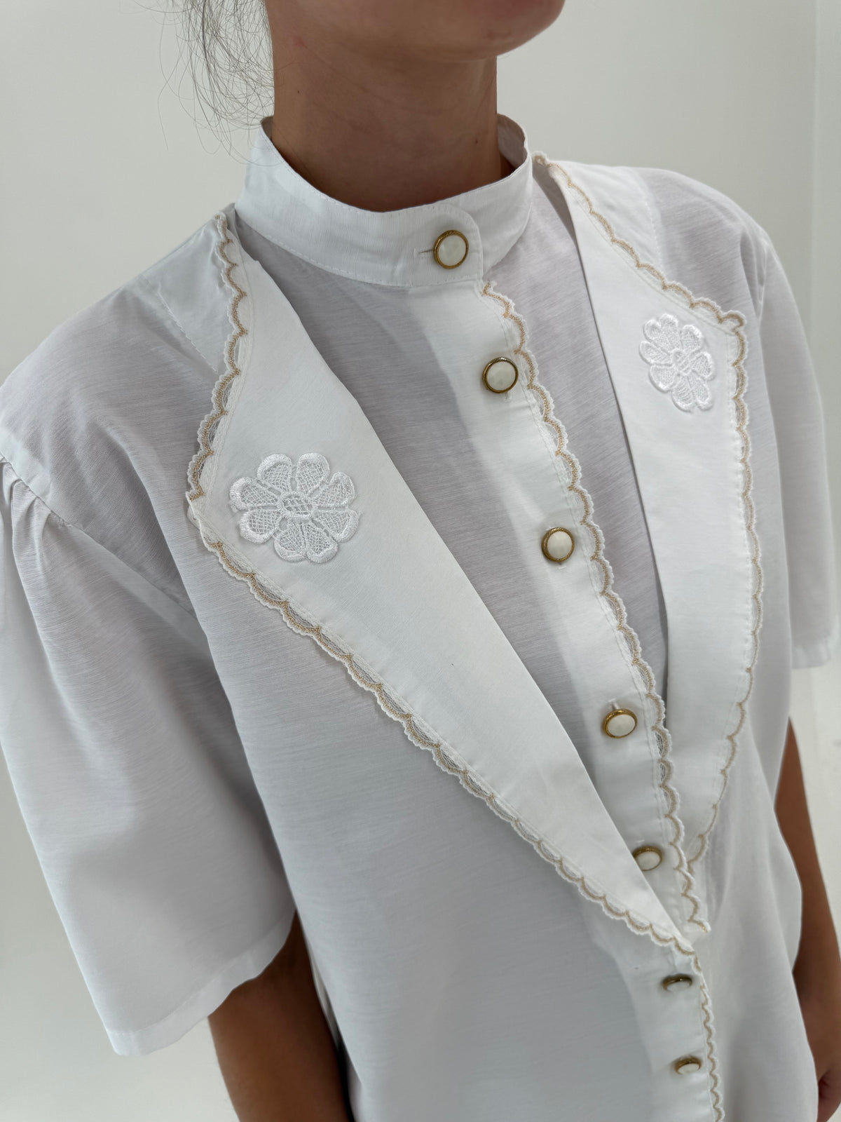 Cămașa cu broderie delicată aurie cu revere duble și nasturi decorativi