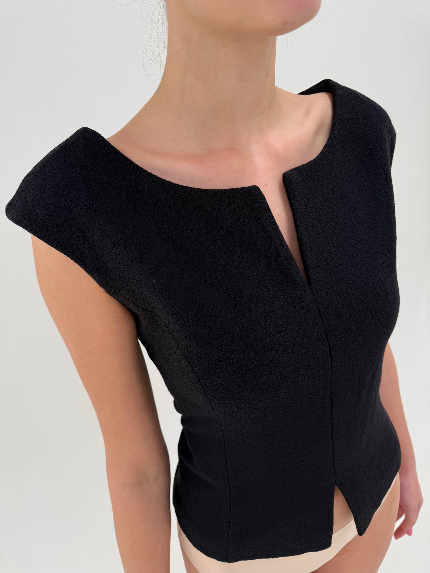 Corsaj negru Armani din mătase naturală și lana extrafina ușor structurat