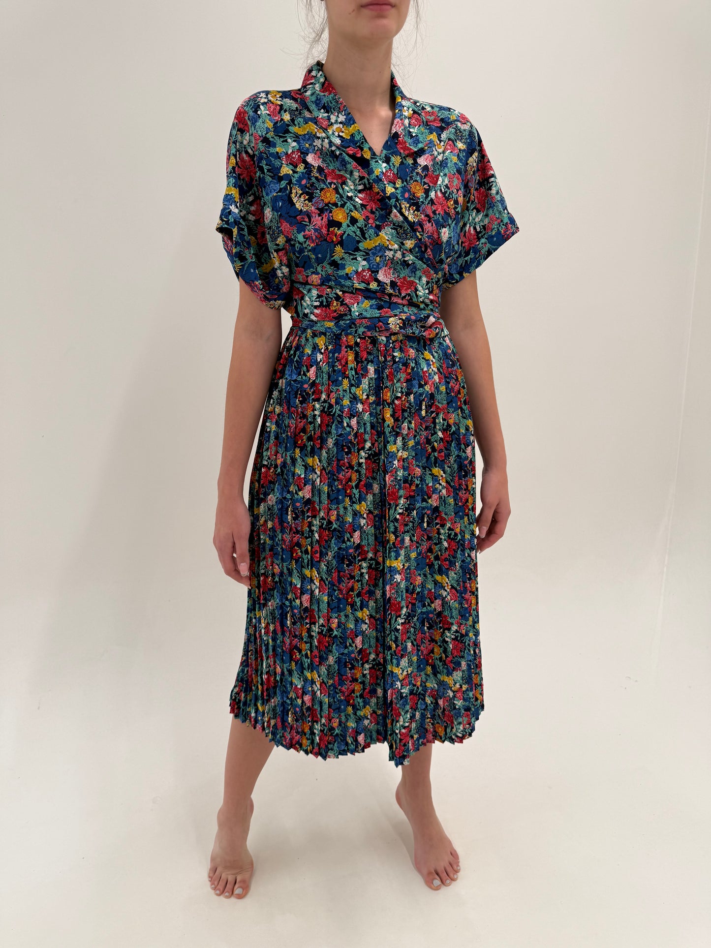 Set vintage cu fustă plisată midi lung și cămașă lejeră cu print floral