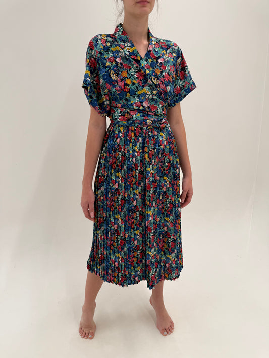 Set vintage cu fustă plisată midi lung și cămașă lejeră cu print floral