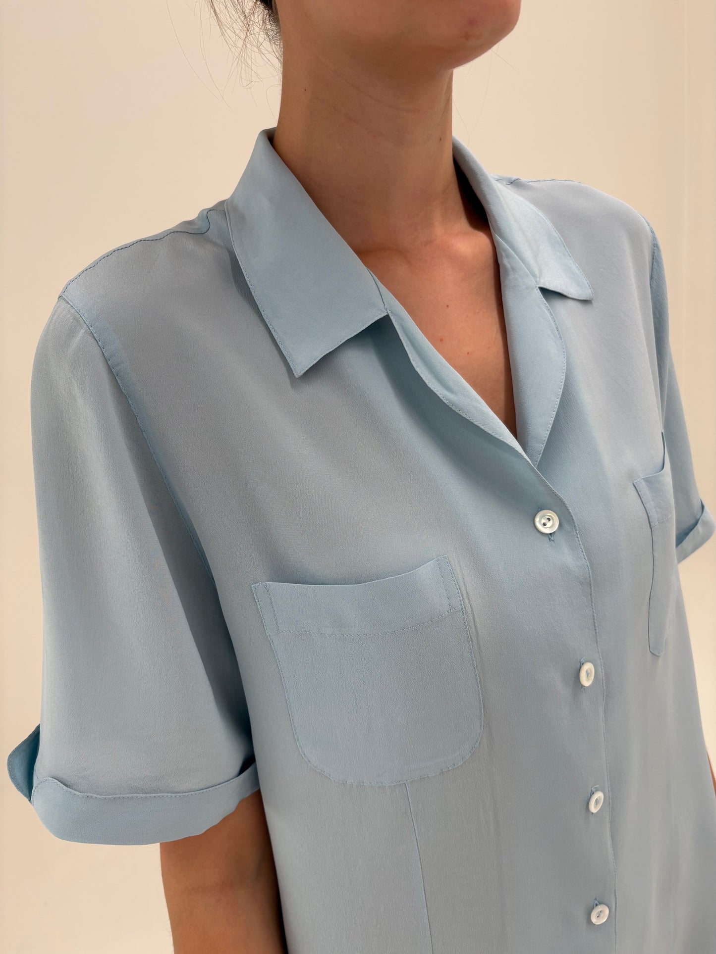 Cămașa baby Blue din mătase naturală în croi lejer