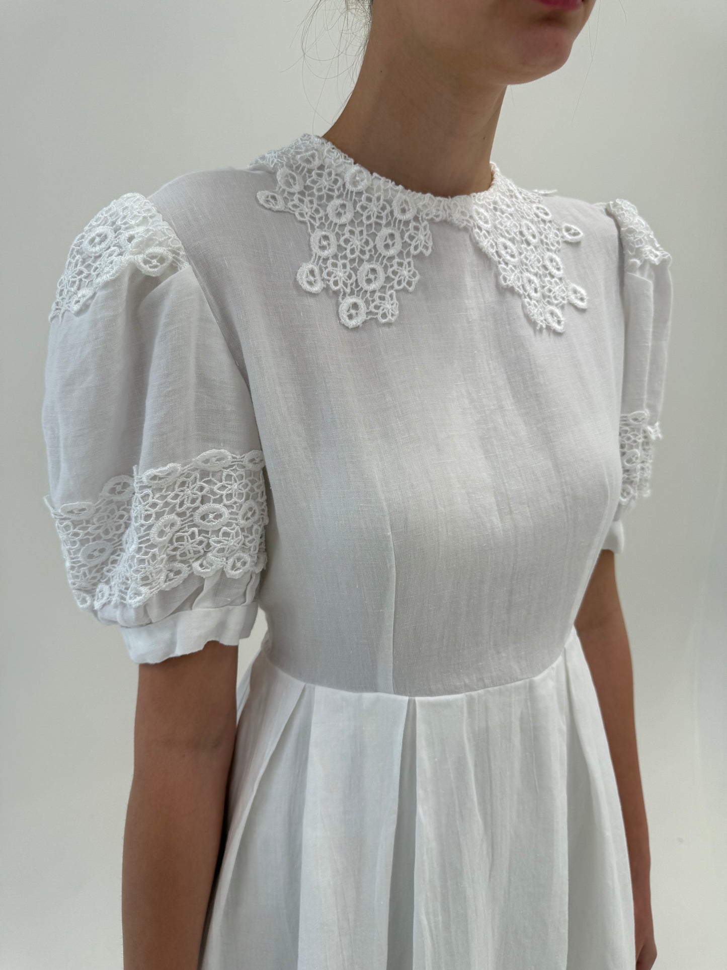 Rochie albă cu dantelă macrame din pânză excepțională în croi de ani 50