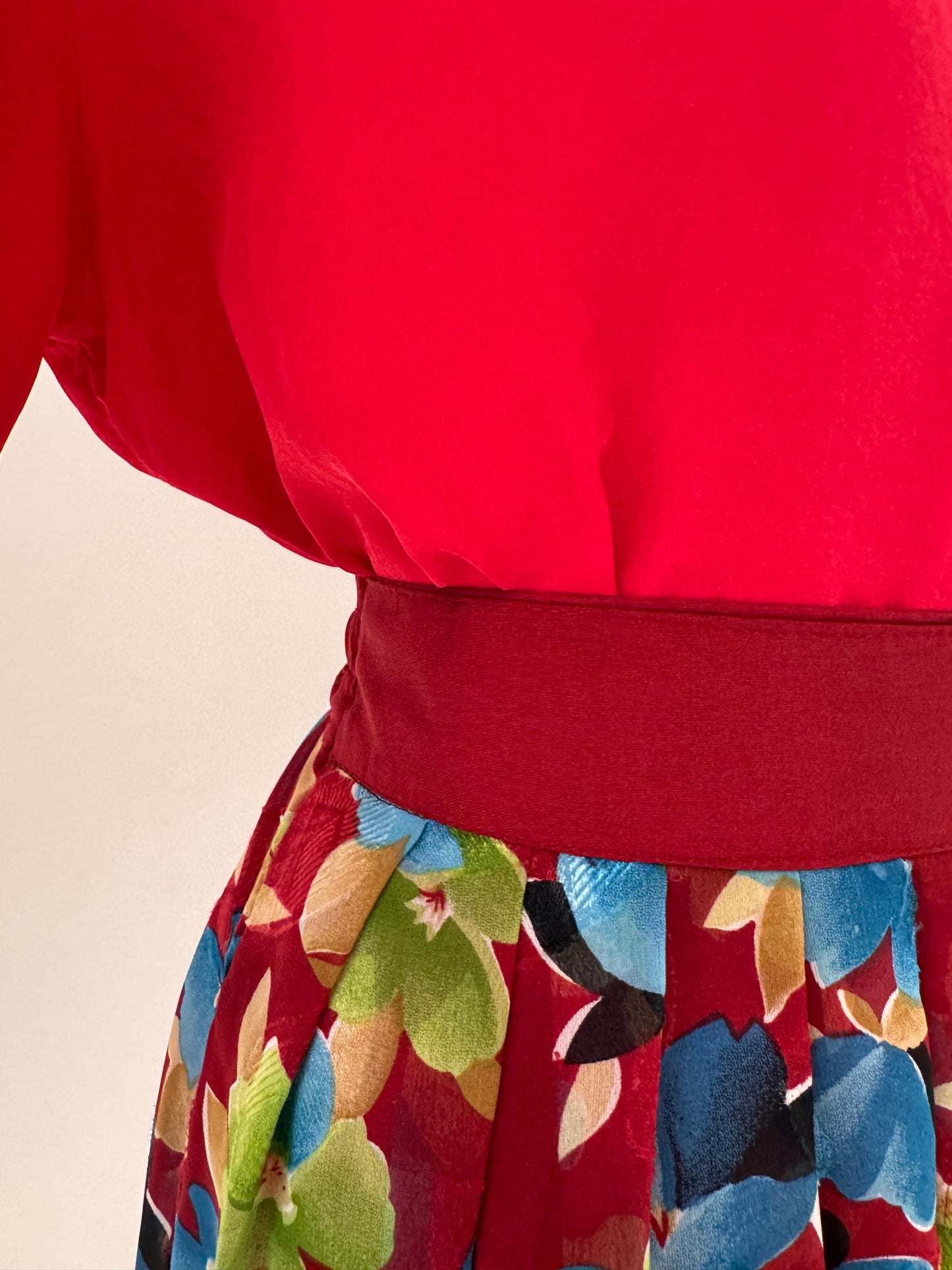Pantaloni scurți burgundy cu fustă din voal cu talie ultra înaltă