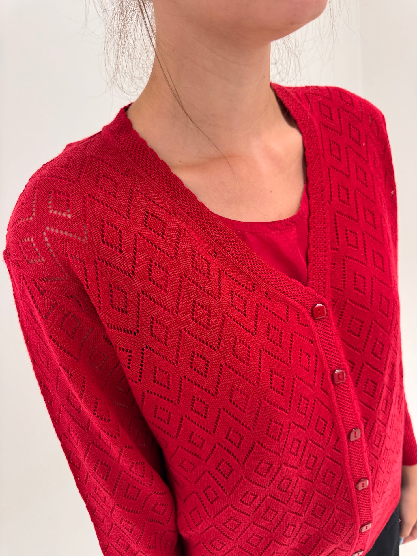 Cardigan dantelat tip macrame ruby red din bumbac și vascoza