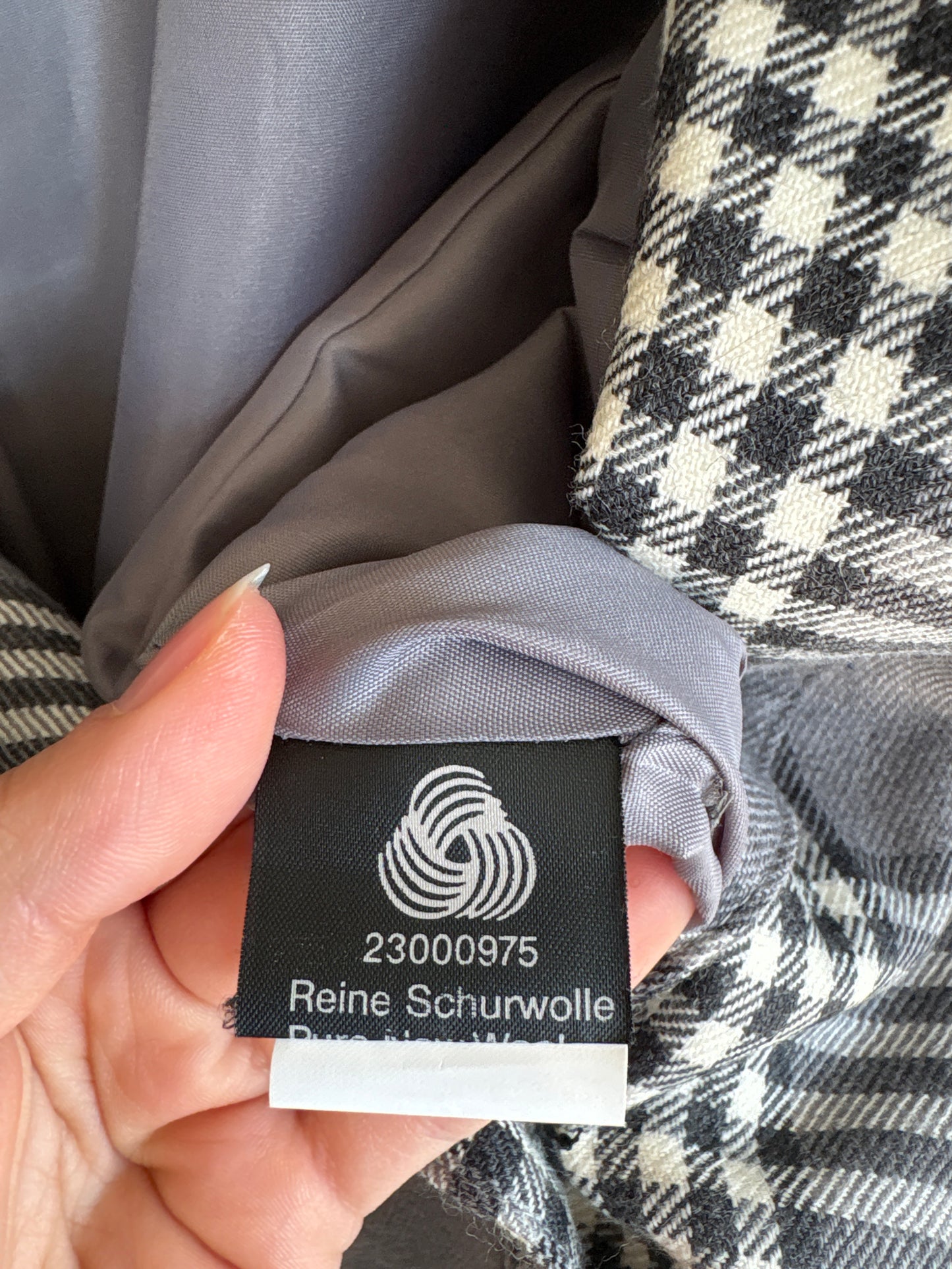 Sacou în carouri din stofă de lana extrafina pura certificată în croi lung