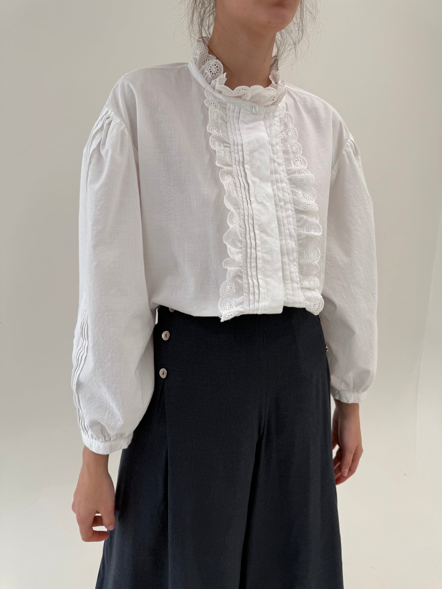 Cămașa vintage cu umeri bufanți, mini jabou și broderie anglaise