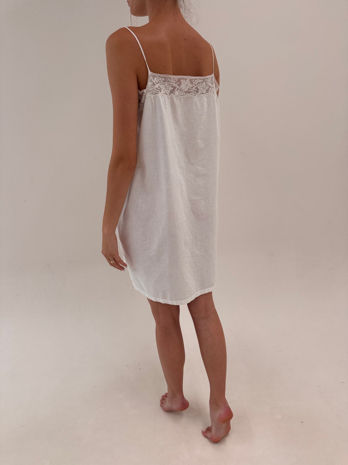 Rochie Old vintage superbă cu macrame delicat lucrat manual din panza de in