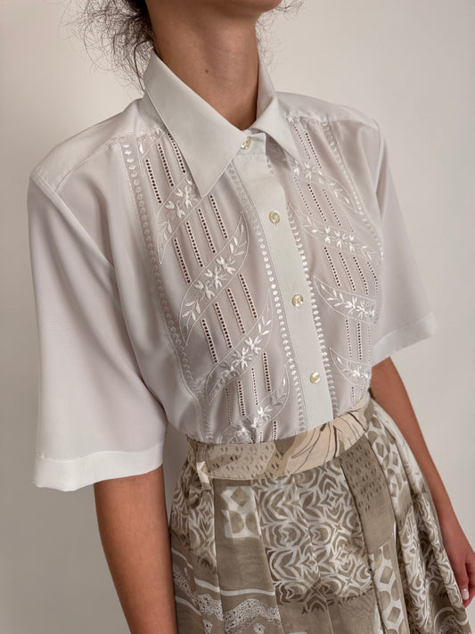 Cămașa vintage cu broderie fină perlata