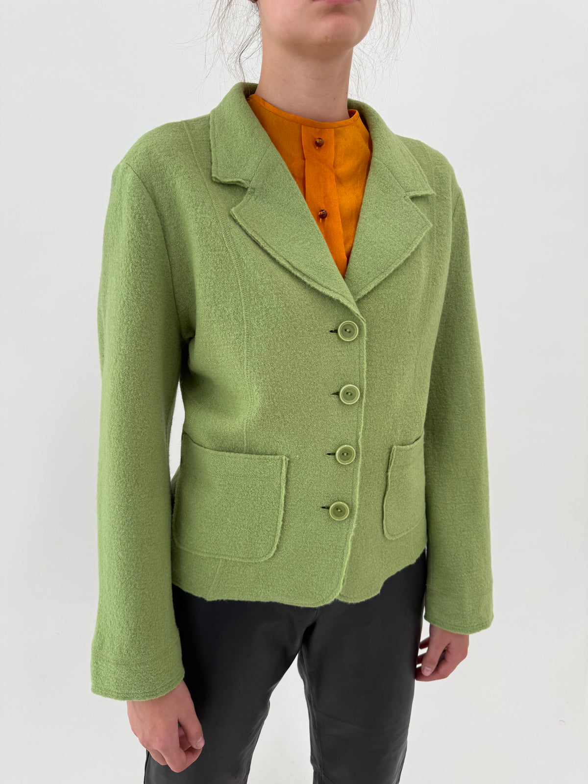 Sacou din boiled wool verde crud cu buzunare aplicate în croi ușor cambrat