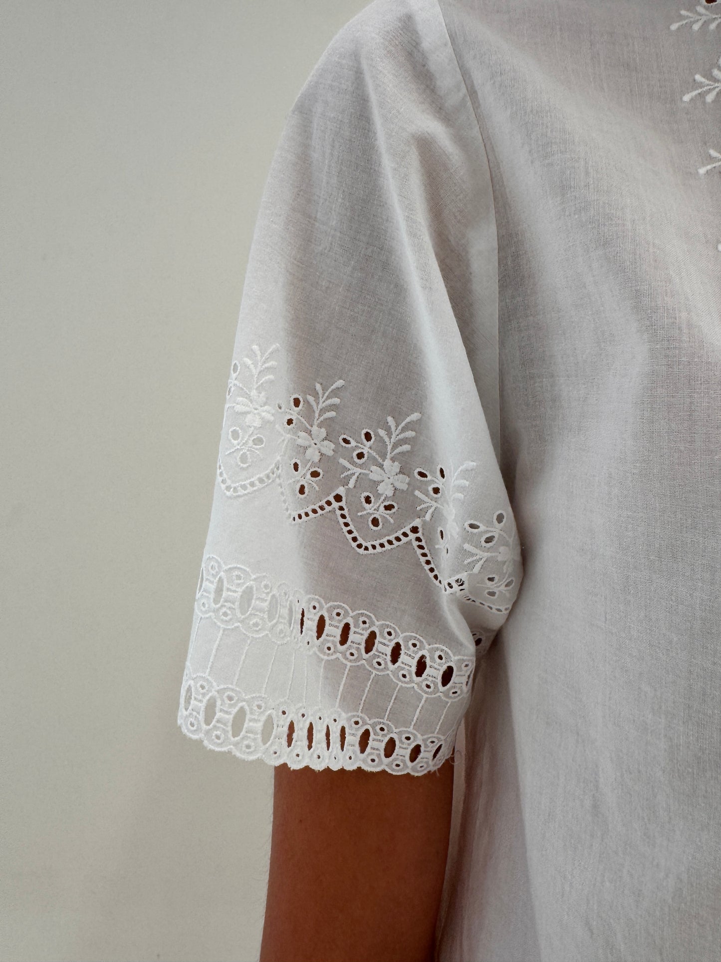 Cămașa vintage din panzica de bumbac excepțional cu broderie anglaise