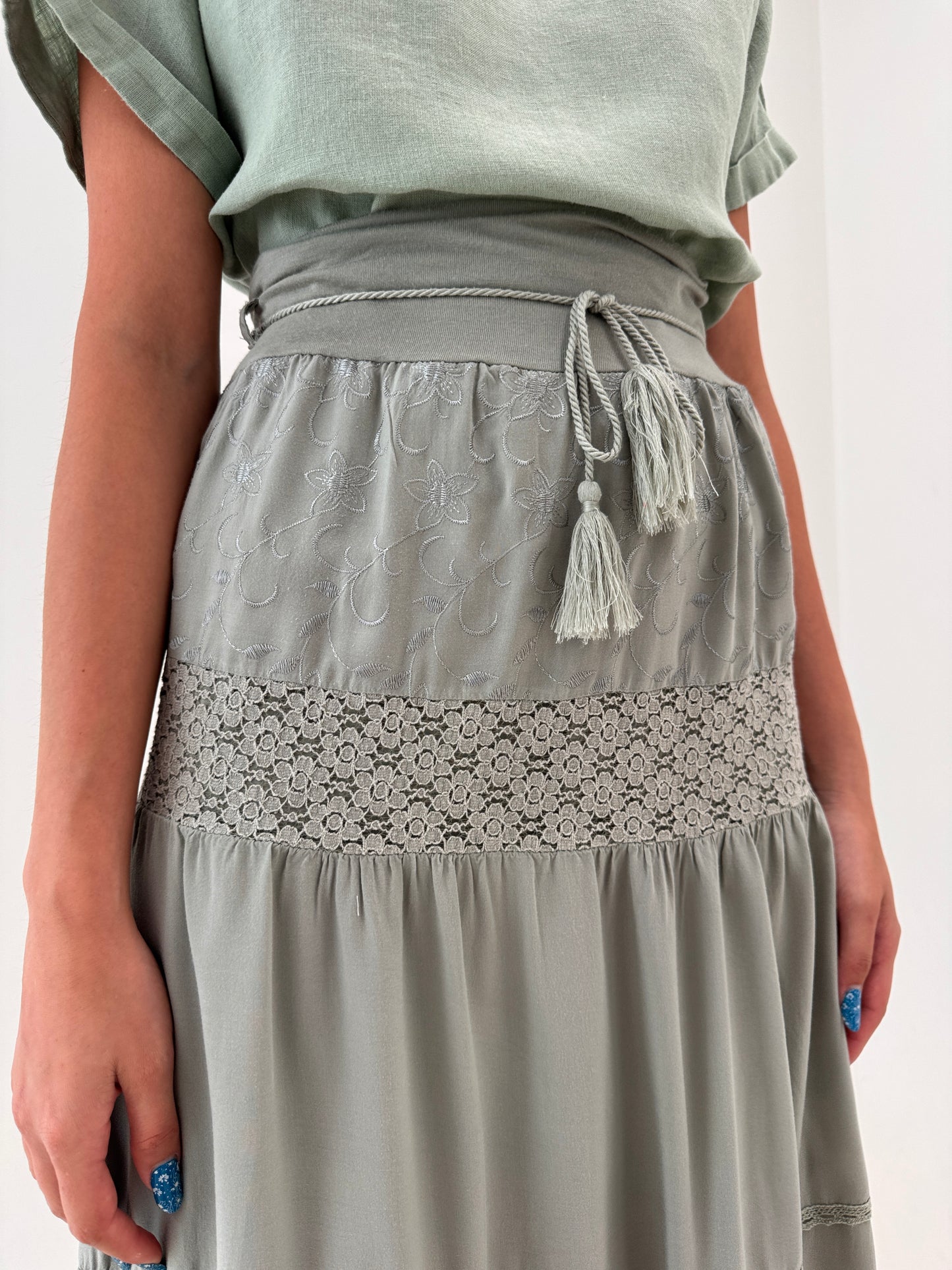 Fustă maxi Sage green cu inserții de dantelă macrame ultra vaporoasă