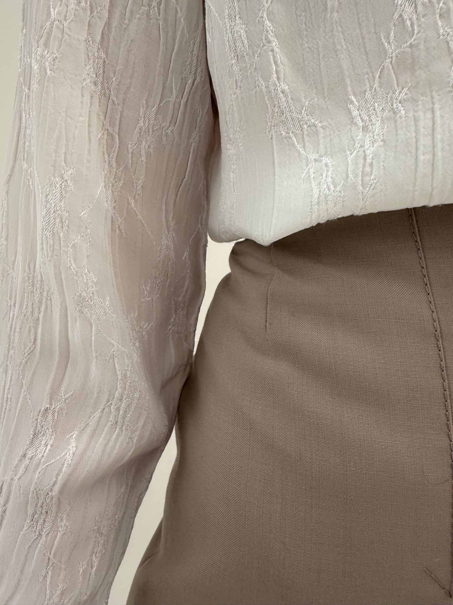 Fustă plisată nude cu talie ultra ianlga marcată din lana extrafina