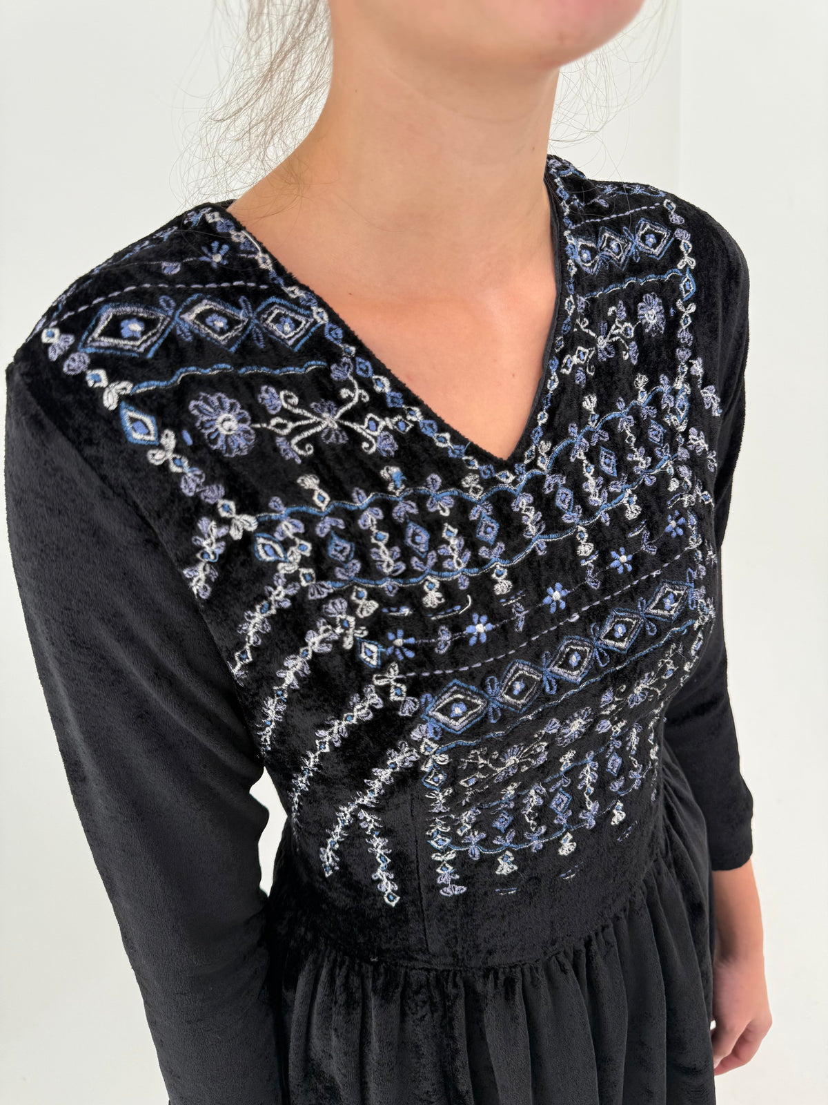 LBD vintage cu influențe boho din catifea excepțională cu broderie superbă