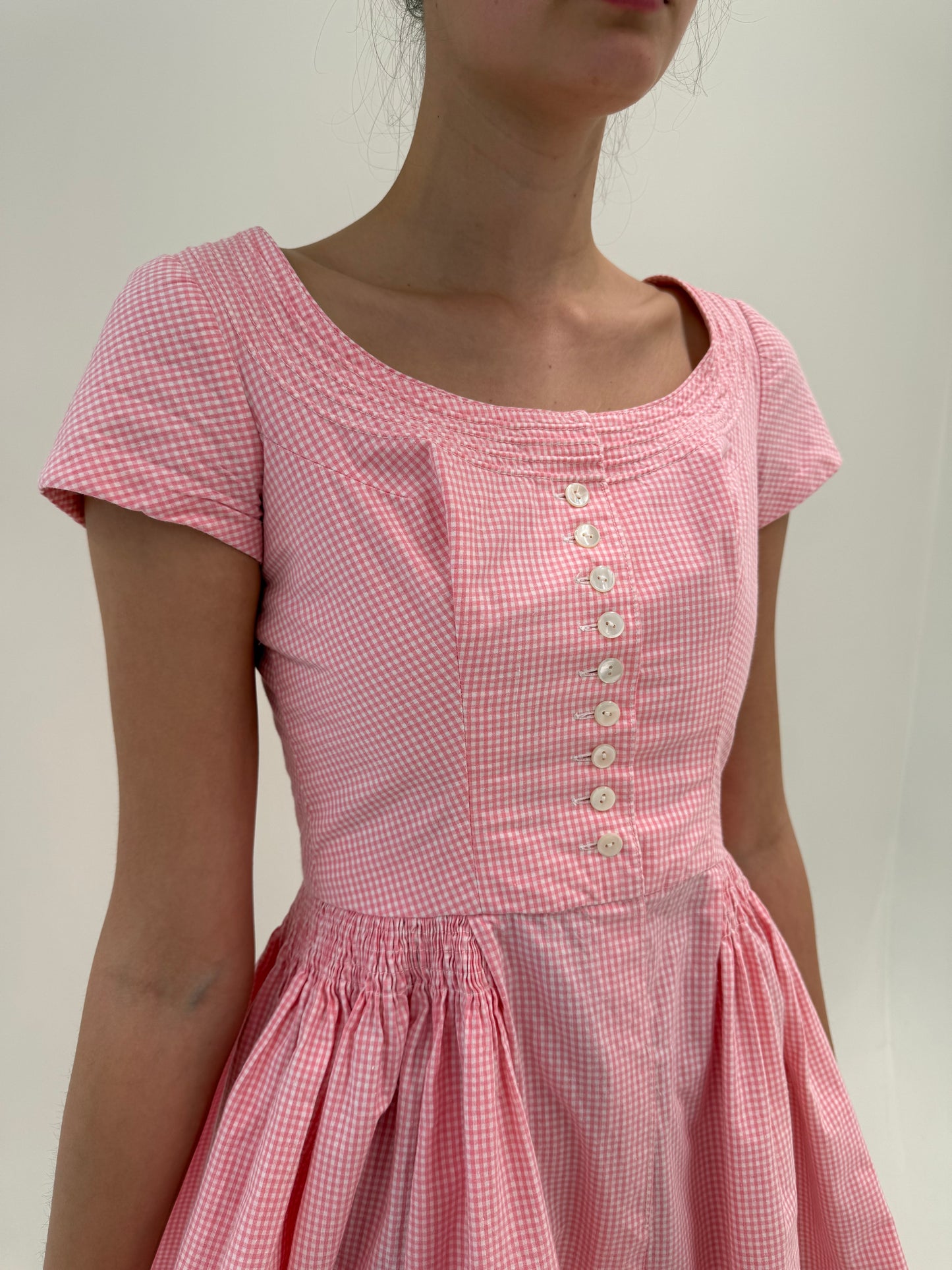 Rochie vintage ultra cambrata cu corsaj cu fusta super amplă și croi deosebit la spate