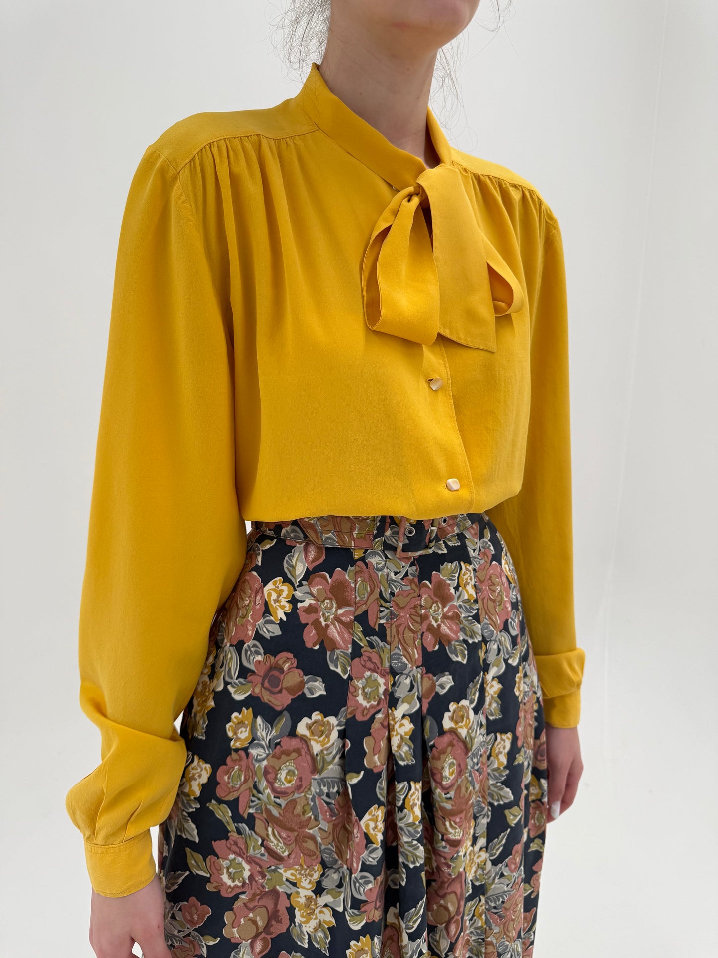 Cămașa vintage din mătase naturală lemon yellow cu panglică la gât