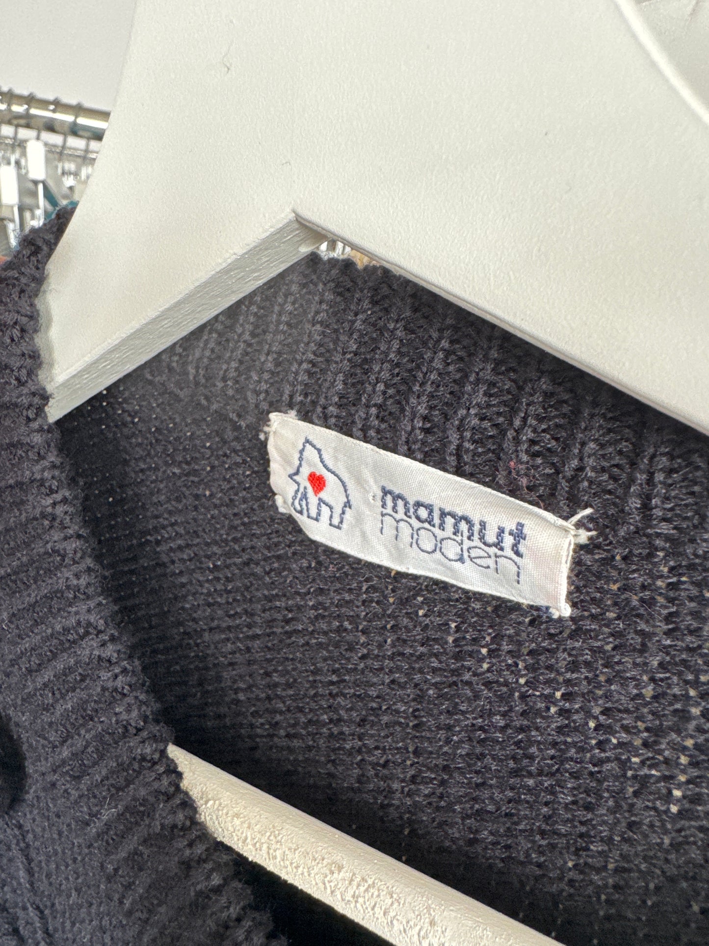 Jacheta neagră italiană vintage cu aplicații manuale 3D și manșete ultra înalte