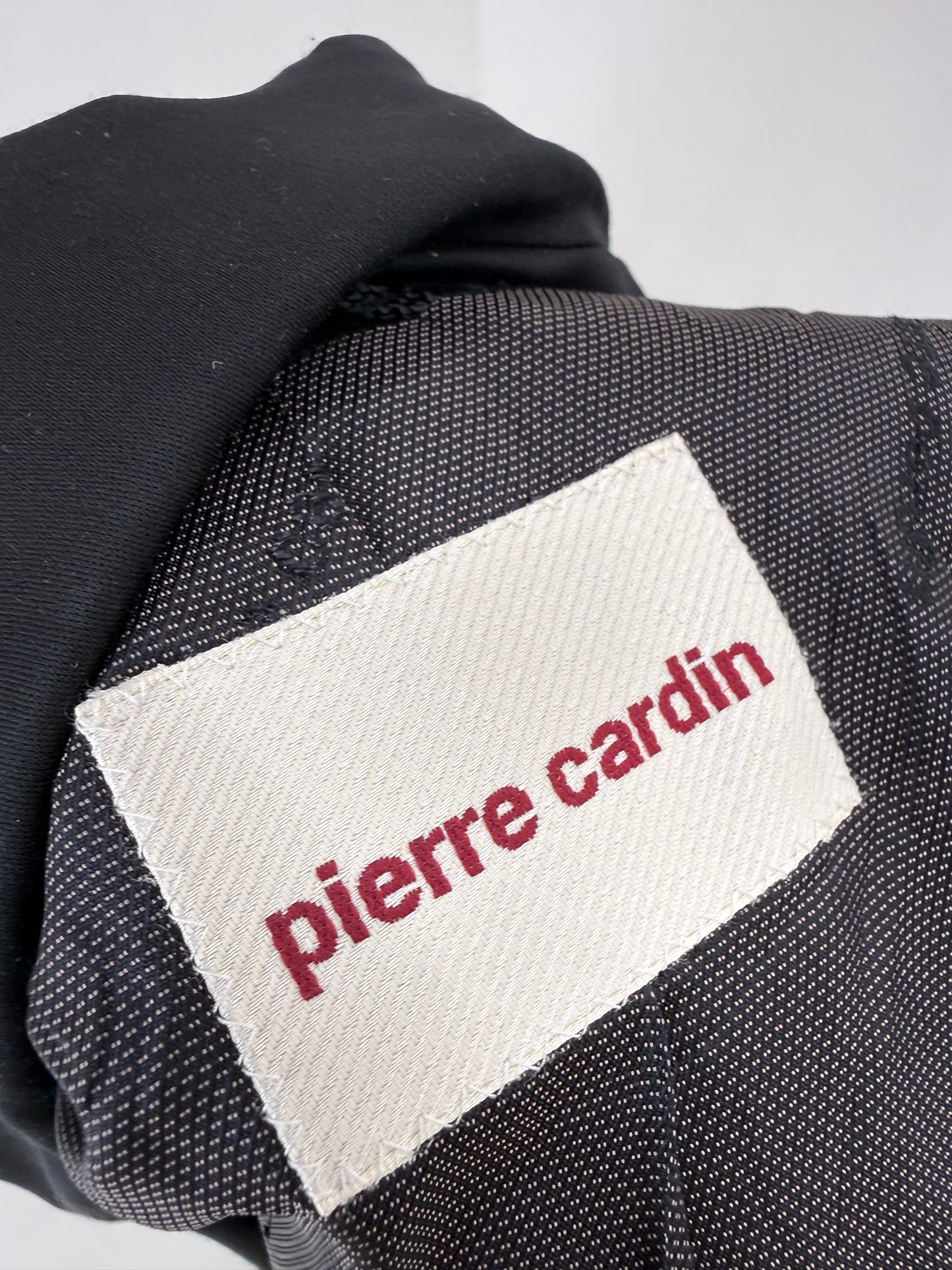 Costum luxury vintage Pierre Cardin cu revere satinate din lanita subțire