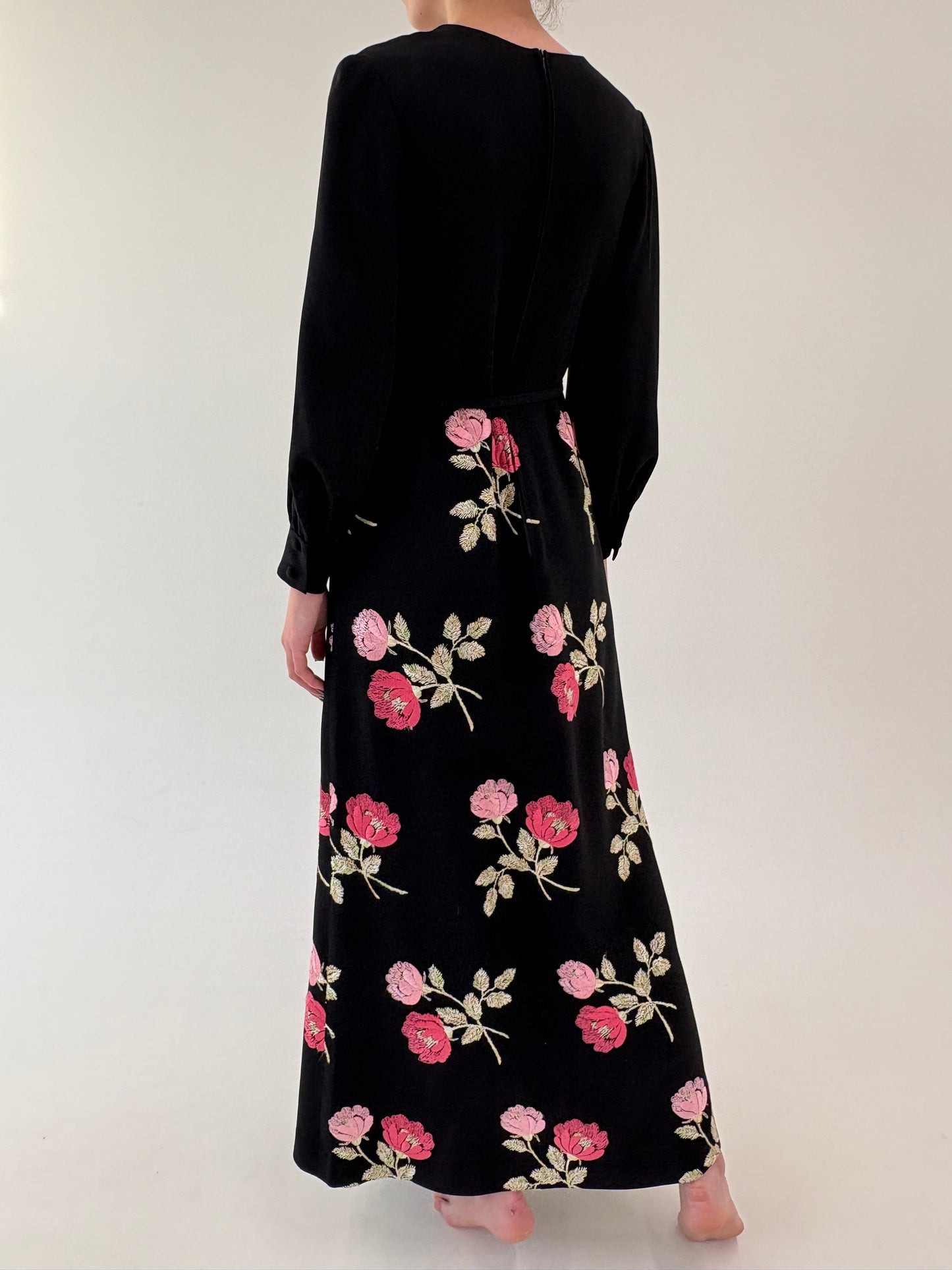 LBD vintage maxi cu broderie excepțională cu bujori și talie marcată