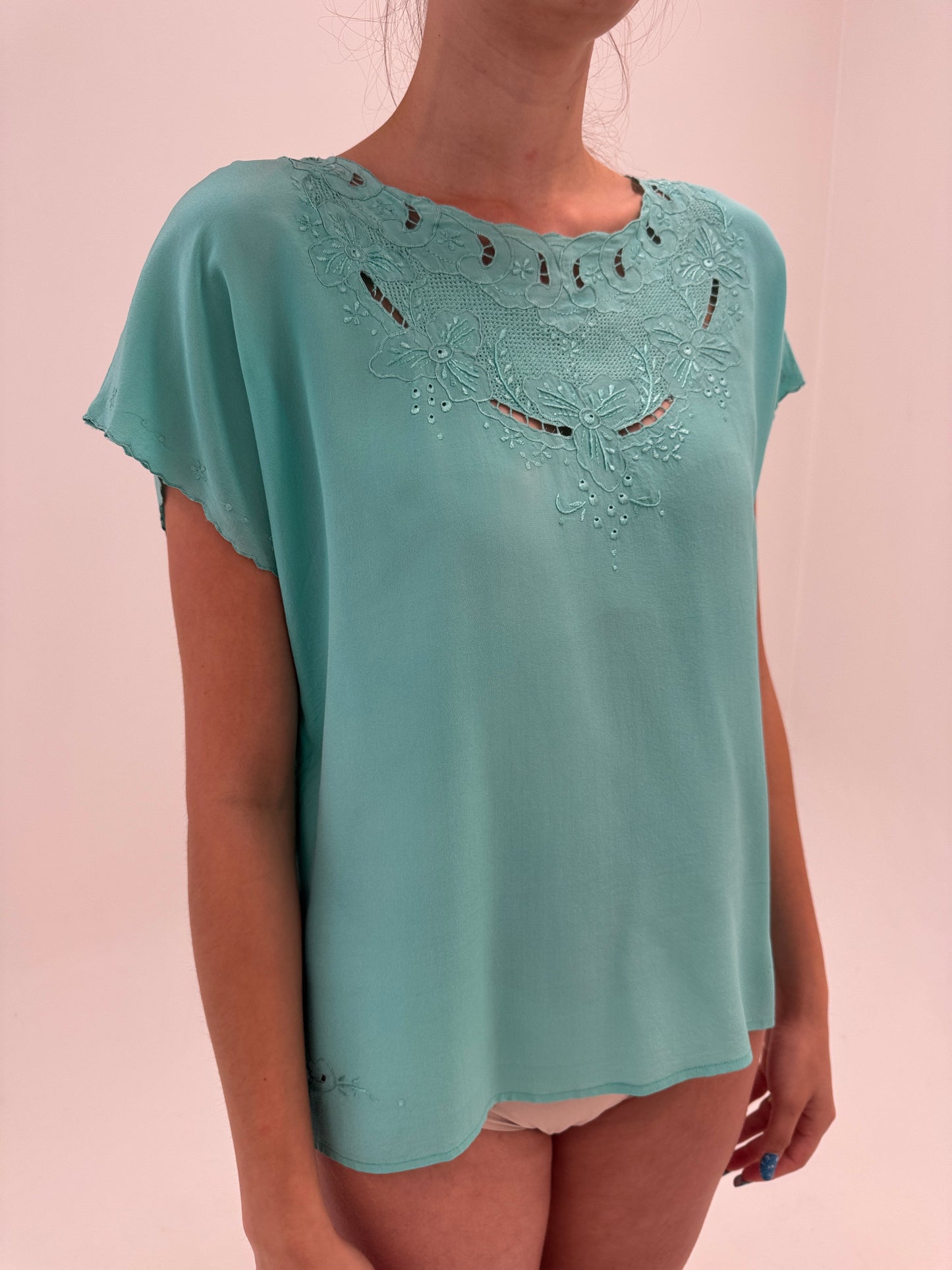 Top aqua blue bijuterie din mătase naturală cu broderie manuală superbă