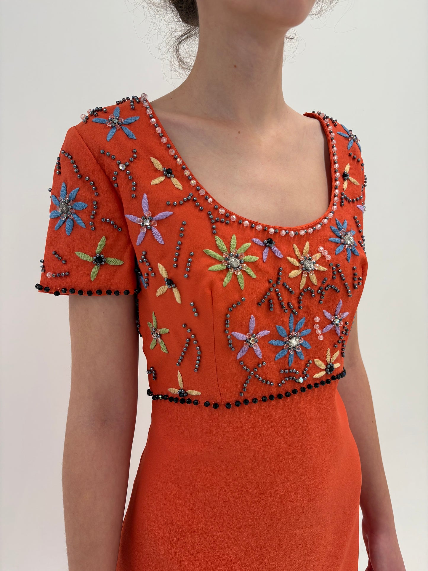 Rochie Old vintage anii 60 de colecție din creppe gros ușor lucios și aplicații manuale