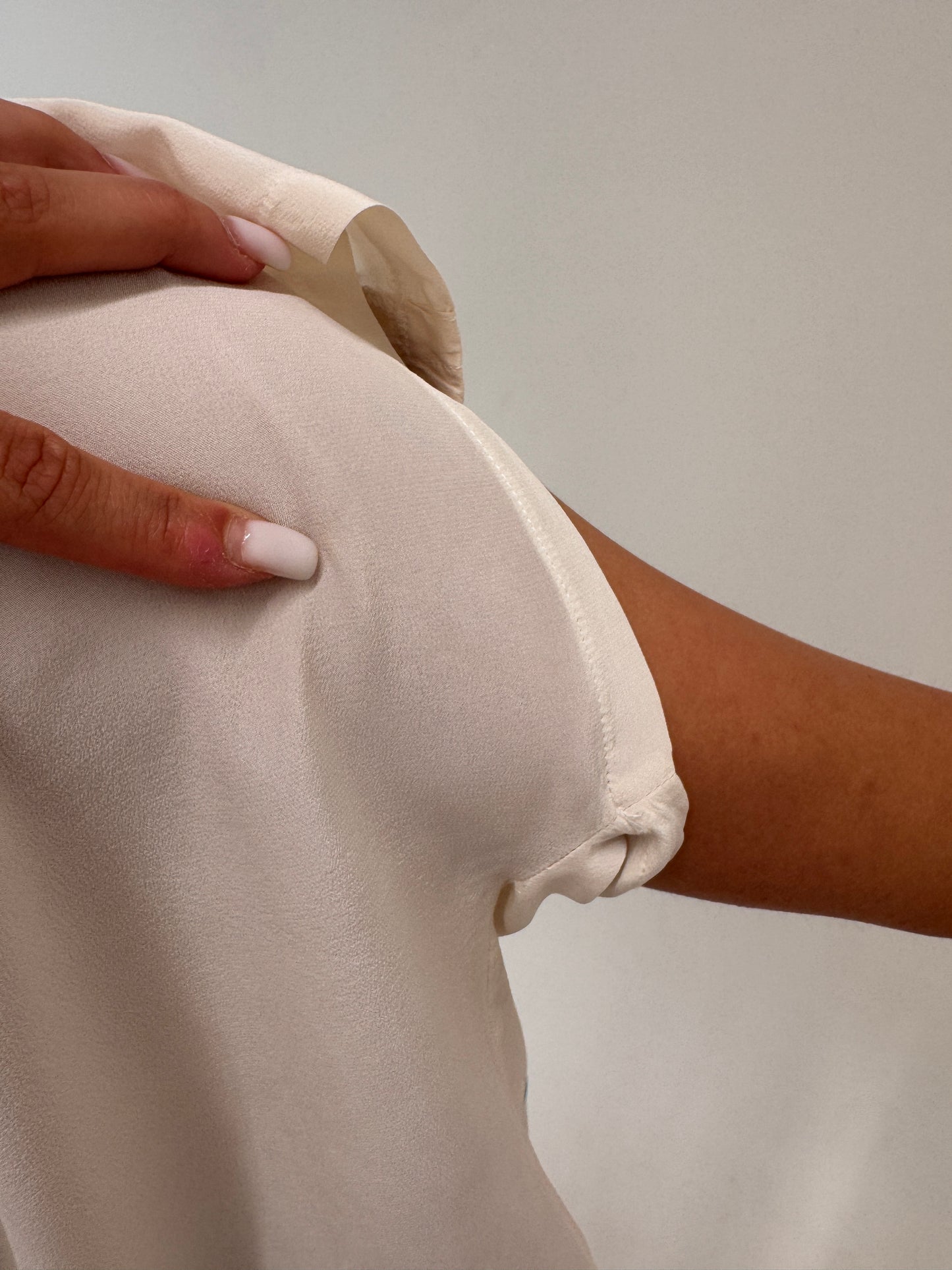 Top Laurel by Escada din mătase naturală cu broderie delicată în croi lejer