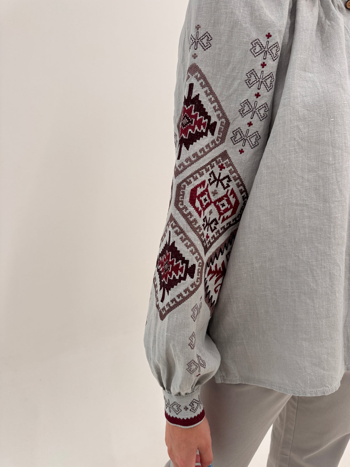 Tunica din pânză de in warm gray cu broderie excepțională burgundy
